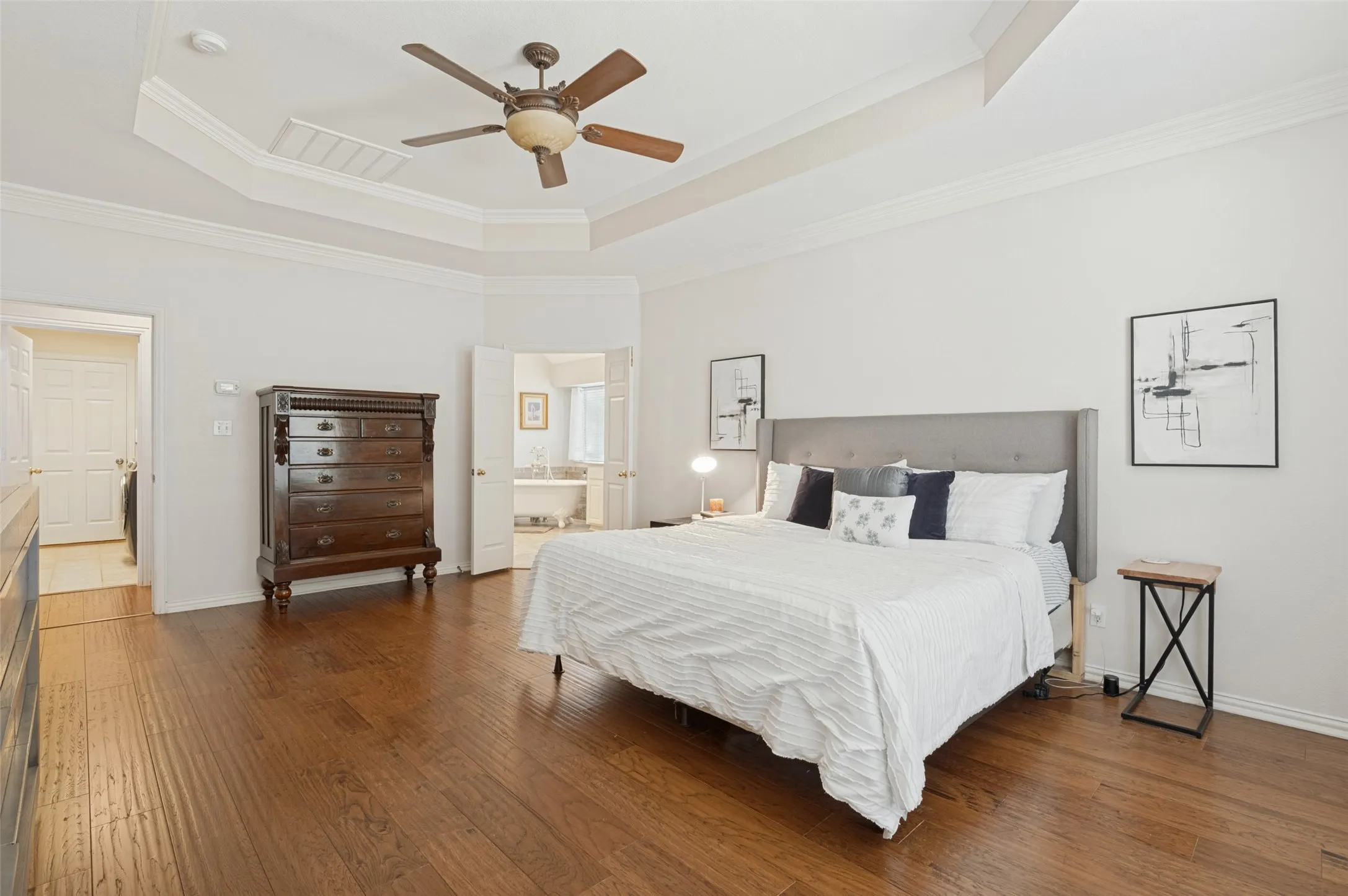 Single Family Residence For Sale in Tarrant County , 2323 Everton Drive, Arlington, Texas 76001, 4 Bedroom, 4 Bathroom, 2 Garage spaces, 3,626 Sqft, built in 2001, mls#21408846, Real Estate Agent in Arlington, Homes For Sale in Tarrant county, Homes For Sale in Arlington, Realtor in Arlington Texas, Real Estate Brokerage Independent Realty Texas, Luminita Cordes Realtor