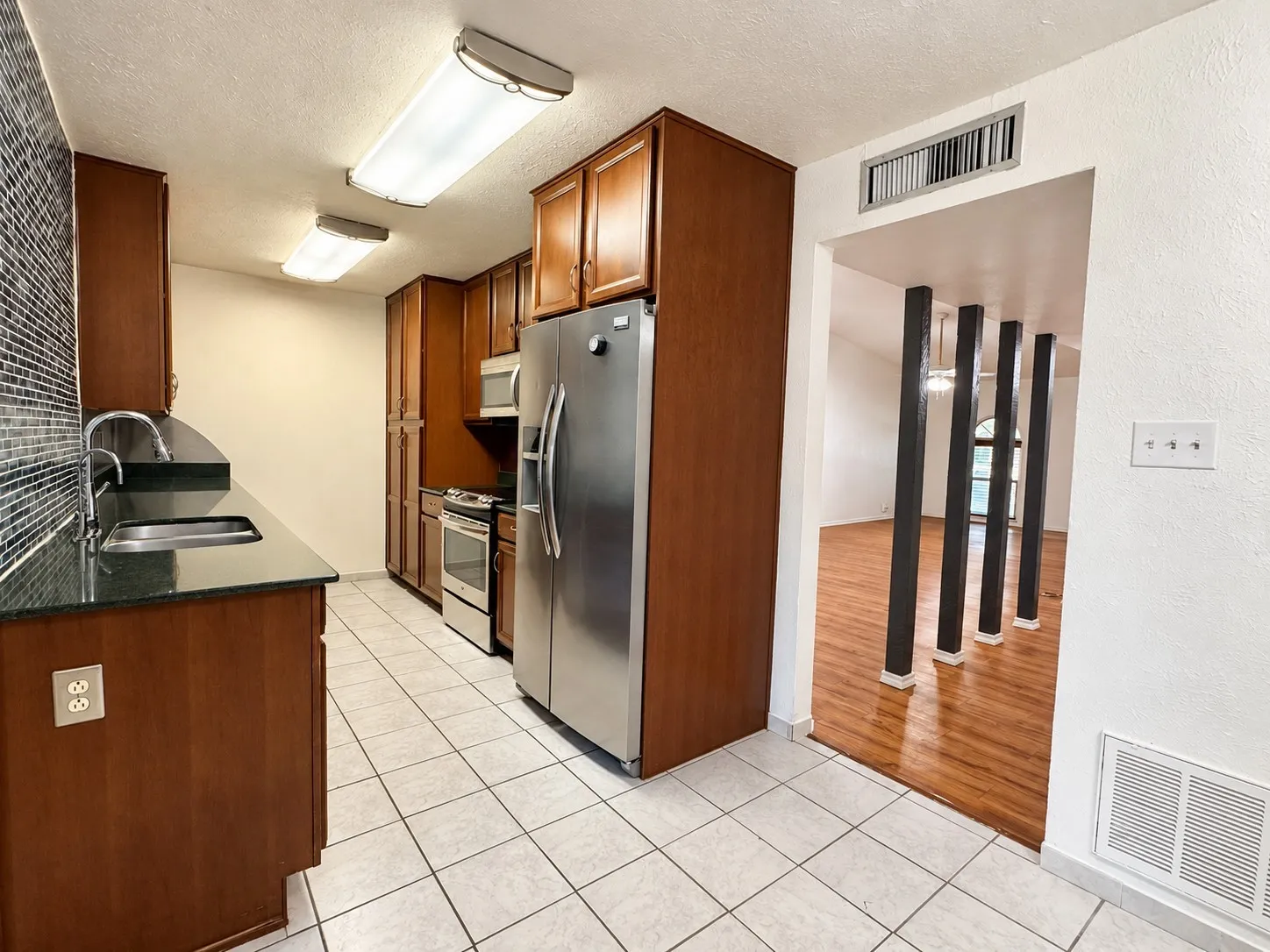Single Family Residence For Sale in Dallas County , 2022 Montana Trail, Grand Prairie, Texas 75052, 3 Bedroom, 2 Bathroom, 2 Garage spaces, 1,708 Sqft, built in 1979, mls#21406964, Real Estate Agent in Grand Prairie, Homes For Sale in Dallas county, Homes For Sale in Grand Prairie, Realtor in Grand Prairie Texas, Real Estate Brokerage Independent Realty Texas, Luminita Cordes Realtor