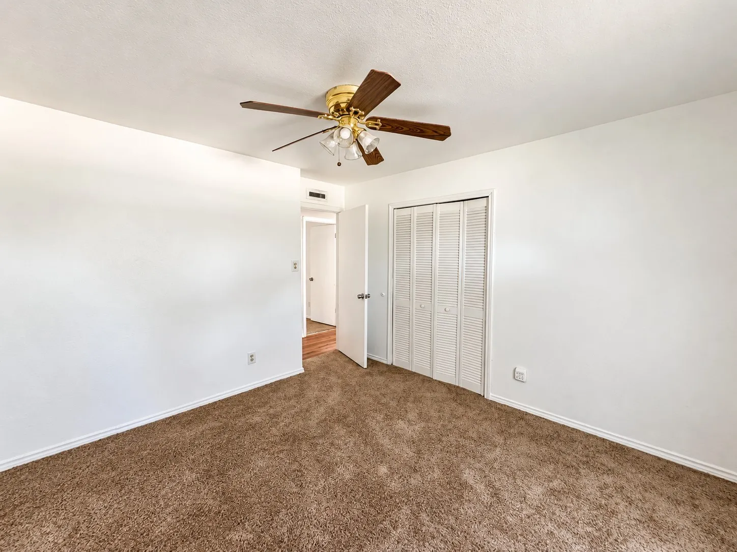 Single Family Residence For Sale in Dallas County , 2022 Montana Trail, Grand Prairie, Texas 75052, 3 Bedroom, 2 Bathroom, 2 Garage spaces, 1,708 Sqft, built in 1979, mls#21406964, Real Estate Agent in Grand Prairie, Homes For Sale in Dallas county, Homes For Sale in Grand Prairie, Realtor in Grand Prairie Texas, Real Estate Brokerage Independent Realty Texas, Luminita Cordes Realtor
