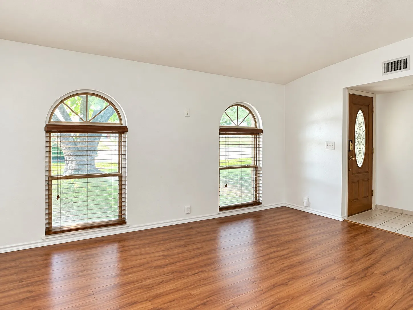 Single Family Residence For Sale in Dallas County , 2022 Montana Trail, Grand Prairie, Texas 75052, 3 Bedroom, 2 Bathroom, 2 Garage spaces, 1,708 Sqft, built in 1979, mls#21406964, Real Estate Agent in Grand Prairie, Homes For Sale in Dallas county, Homes For Sale in Grand Prairie, Realtor in Grand Prairie Texas, Real Estate Brokerage Independent Realty Texas, Luminita Cordes Realtor