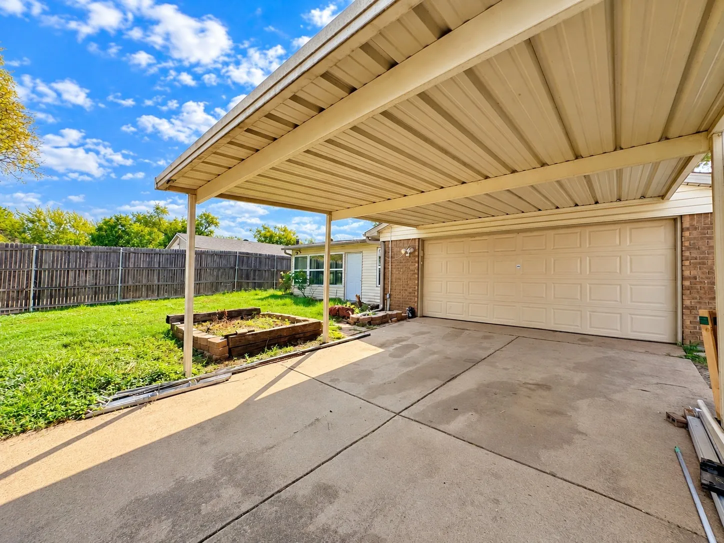 Single Family Residence For Sale in Dallas County , 2022 Montana Trail, Grand Prairie, Texas 75052, 3 Bedroom, 2 Bathroom, 2 Garage spaces, 1,708 Sqft, built in 1979, mls#21406964, Real Estate Agent in Grand Prairie, Homes For Sale in Dallas county, Homes For Sale in Grand Prairie, Realtor in Grand Prairie Texas, Real Estate Brokerage Independent Realty Texas, Luminita Cordes Realtor