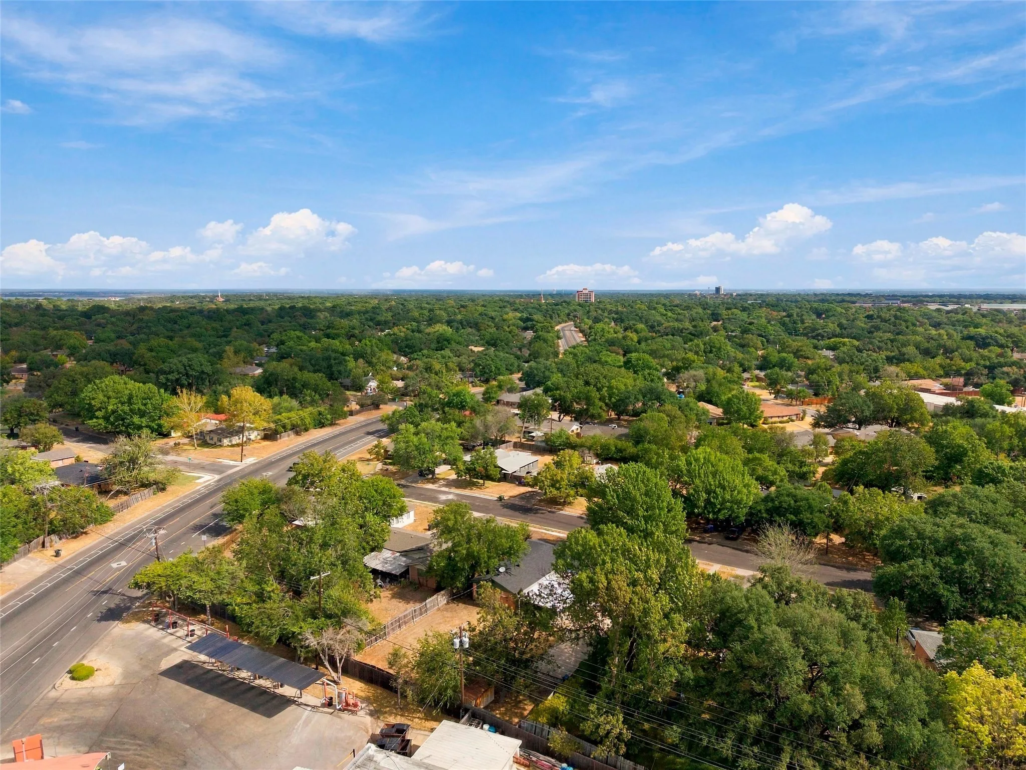 Single Family Residence For Sale in Mc Lennan County , 1720 Mountainview Drive, Waco, Texas 76710, 4 Bedroom, 2 Bathroom, Garage spaces, 1,926 Sqft, built in 1961, mls#21401957, Real Estate Agent in Waco, Homes For Sale in Mc Lennan county, Homes For Sale in Waco, Realtor in Waco Texas, Real Estate Brokerage Independent Realty Texas, Luminita Cordes Realtor
