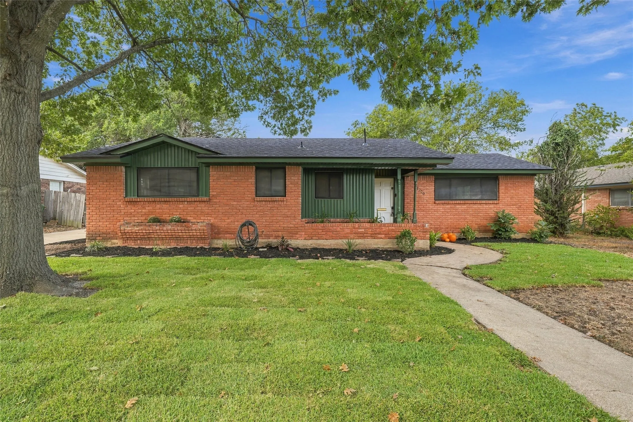 Single Family Residence For Sale in Mc Lennan County , 1720 Mountainview Drive, Waco, Texas 76710, 4 Bedroom, 2 Bathroom, Garage spaces, 1,926 Sqft, built in 1961, mls#21401957, Real Estate Agent in Waco, Homes For Sale in Mc Lennan county, Homes For Sale in Waco, Realtor in Waco Texas, Real Estate Brokerage Independent Realty Texas, Luminita Cordes Realtor