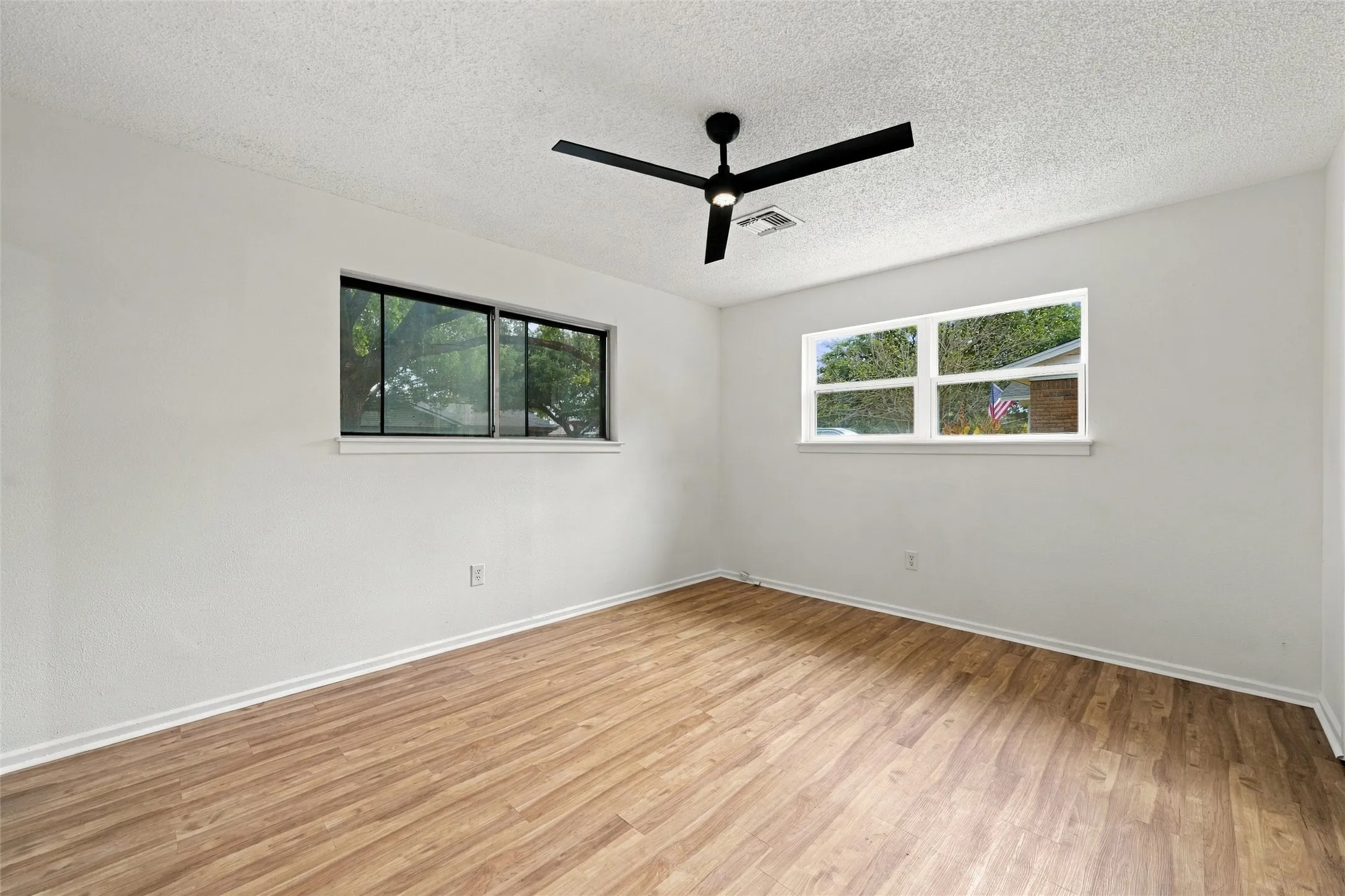 Single Family Residence For Sale in Mc Lennan County , 1720 Mountainview Drive, Waco, Texas 76710, 4 Bedroom, 2 Bathroom, Garage spaces, 1,926 Sqft, built in 1961, mls#21401957, Real Estate Agent in Waco, Homes For Sale in Mc Lennan county, Homes For Sale in Waco, Realtor in Waco Texas, Real Estate Brokerage Independent Realty Texas, Luminita Cordes Realtor