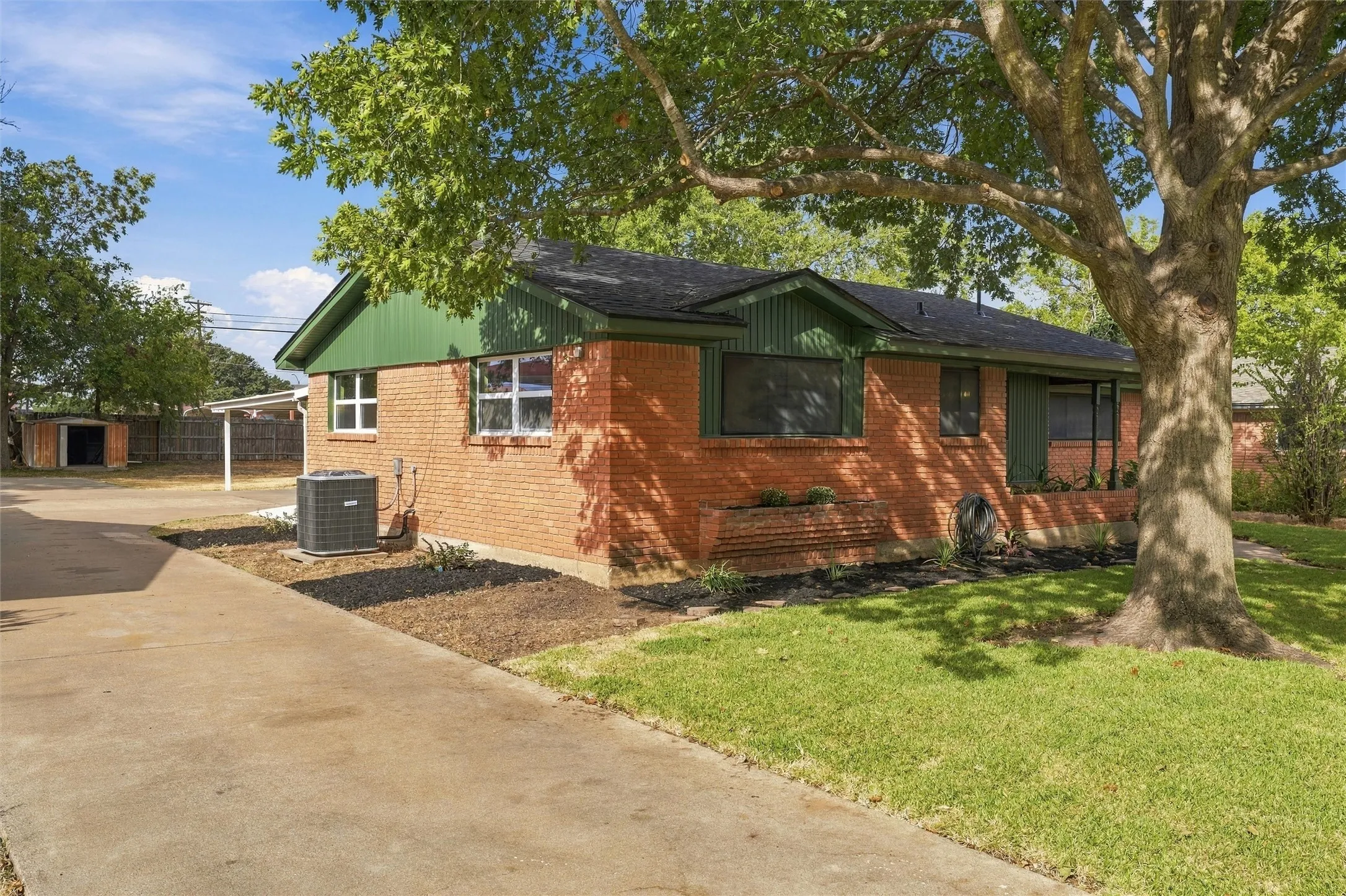 Single Family Residence For Sale in Mc Lennan County , 1720 Mountainview Drive, Waco, Texas 76710, 4 Bedroom, 2 Bathroom, Garage spaces, 1,926 Sqft, built in 1961, mls#21401957, Real Estate Agent in Waco, Homes For Sale in Mc Lennan county, Homes For Sale in Waco, Realtor in Waco Texas, Real Estate Brokerage Independent Realty Texas, Luminita Cordes Realtor