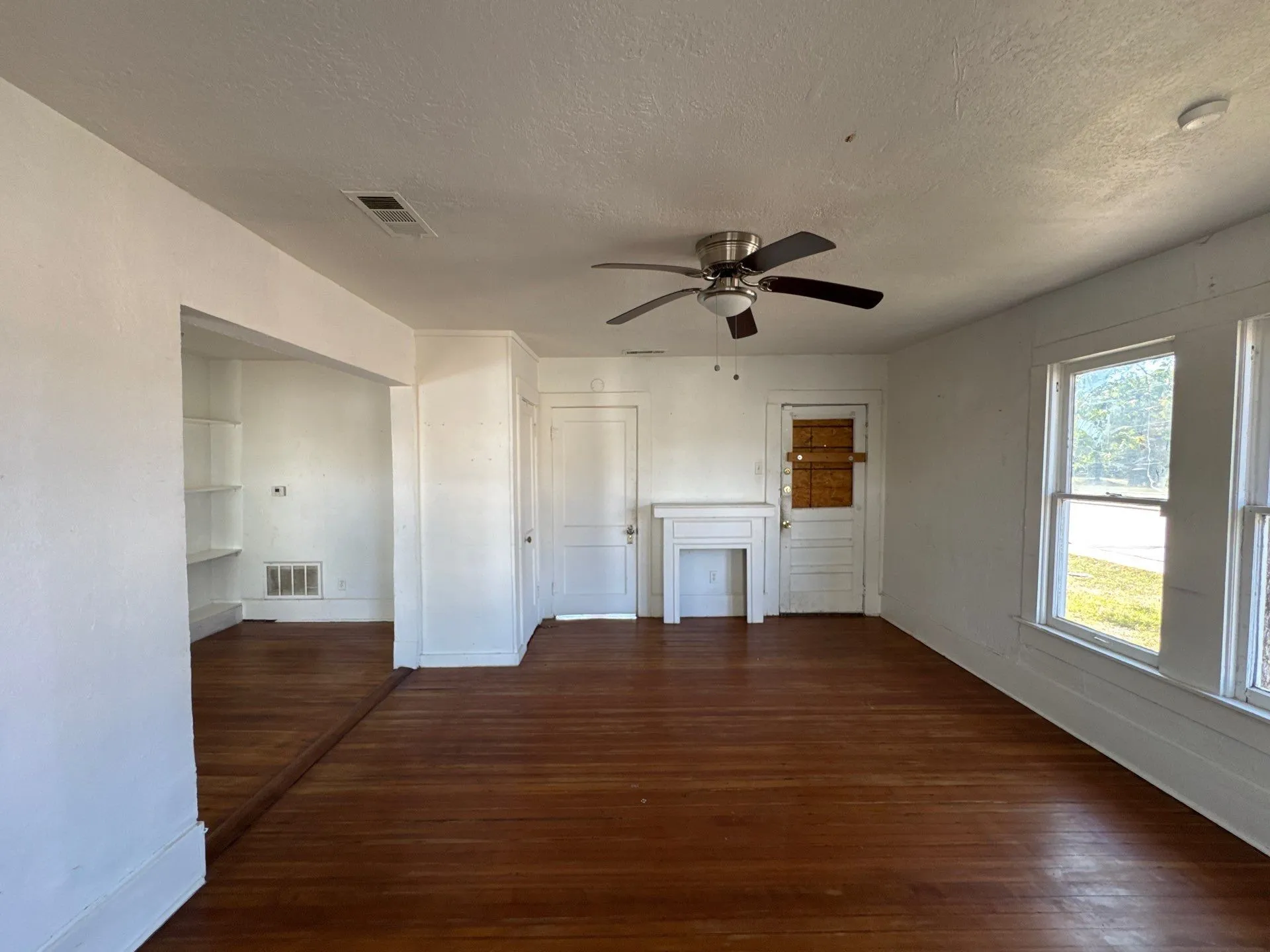 Single Family Residence For Sale in Dallas County , 714 S Bryan Belt Line Road, Mesquite, Texas 75149, 2 Bedroom, 1 Bathroom, Garage spaces, 1,298 Sqft, built in 1938, mls#21408750, Real Estate Agent in Mesquite, Homes For Sale in Dallas county, Homes For Sale in Mesquite, Realtor in Mesquite Texas, Real Estate Brokerage Independent Realty Texas, Luminita Cordes Realtor