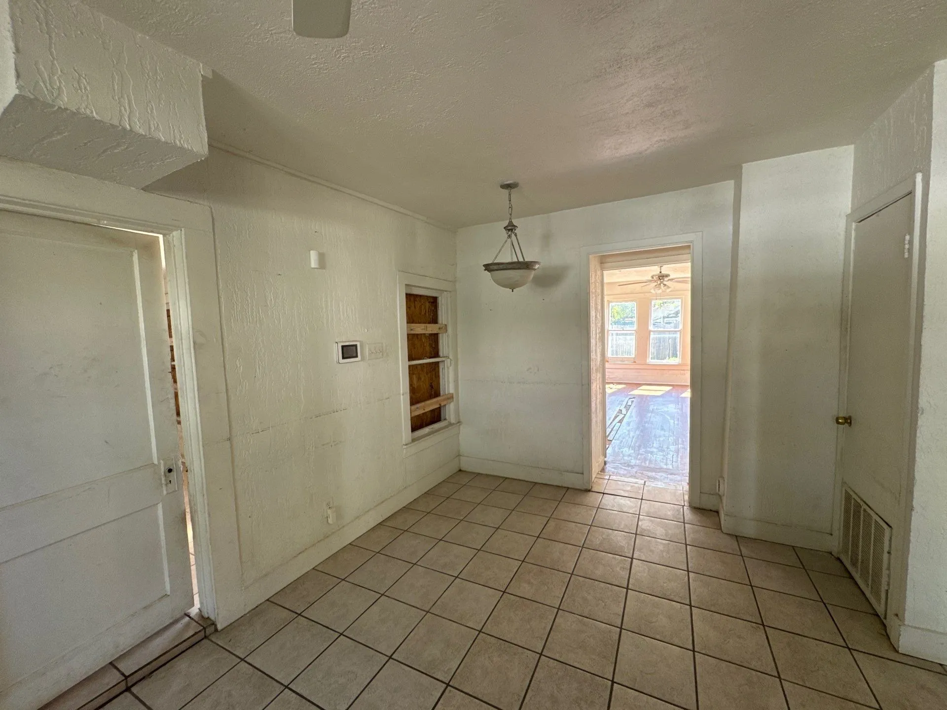 Single Family Residence For Sale in Dallas County , 714 S Bryan Belt Line Road, Mesquite, Texas 75149, 2 Bedroom, 1 Bathroom, Garage spaces, 1,298 Sqft, built in 1938, mls#21408750, Real Estate Agent in Mesquite, Homes For Sale in Dallas county, Homes For Sale in Mesquite, Realtor in Mesquite Texas, Real Estate Brokerage Independent Realty Texas, Luminita Cordes Realtor