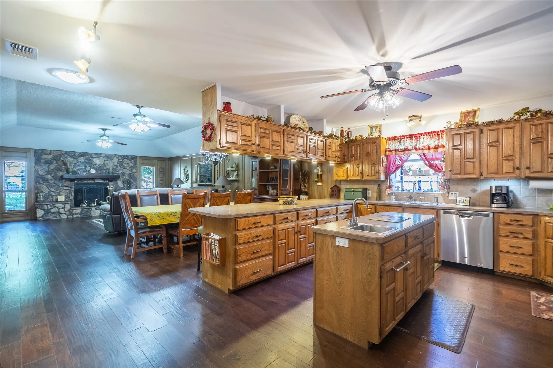 Single Family Residence For Sale in Taylor County , 5289 Sherbrooke Lane, Abilene, Texas 79606, 3 Bedroom, 2 Bathroom, 2 Garage spaces, 2,238 Sqft, built in 1983, mls#21408094, Real Estate Agent in Abilene, Homes For Sale in Taylor county, Homes For Sale in Abilene, Realtor in Abilene Texas, Real Estate Brokerage Independent Realty Texas, Luminita Cordes Realtor