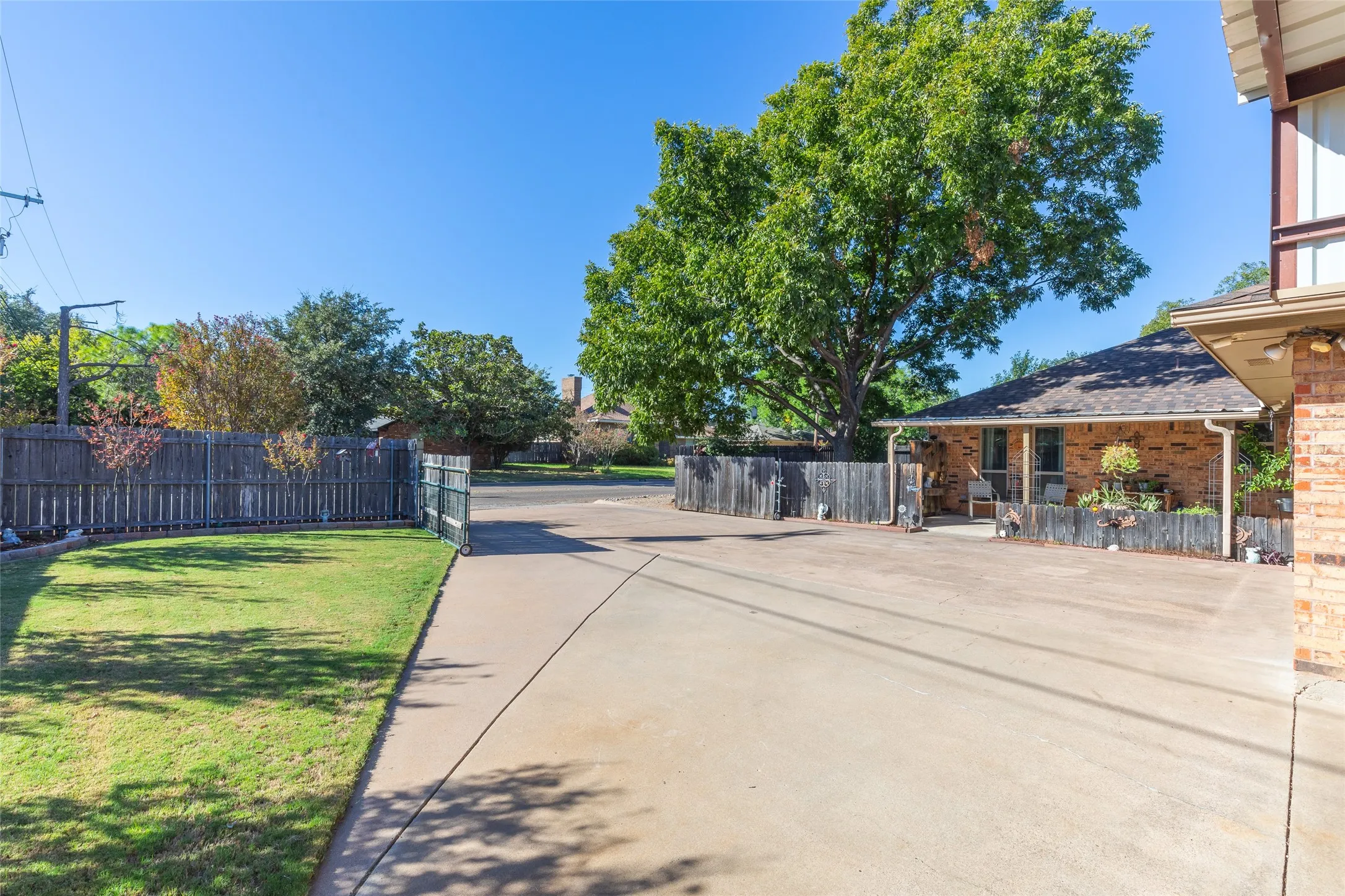 Single Family Residence For Sale in Taylor County , 5289 Sherbrooke Lane, Abilene, Texas 79606, 3 Bedroom, 2 Bathroom, 2 Garage spaces, 2,238 Sqft, built in 1983, mls#21408094, Real Estate Agent in Abilene, Homes For Sale in Taylor county, Homes For Sale in Abilene, Realtor in Abilene Texas, Real Estate Brokerage Independent Realty Texas, Luminita Cordes Realtor