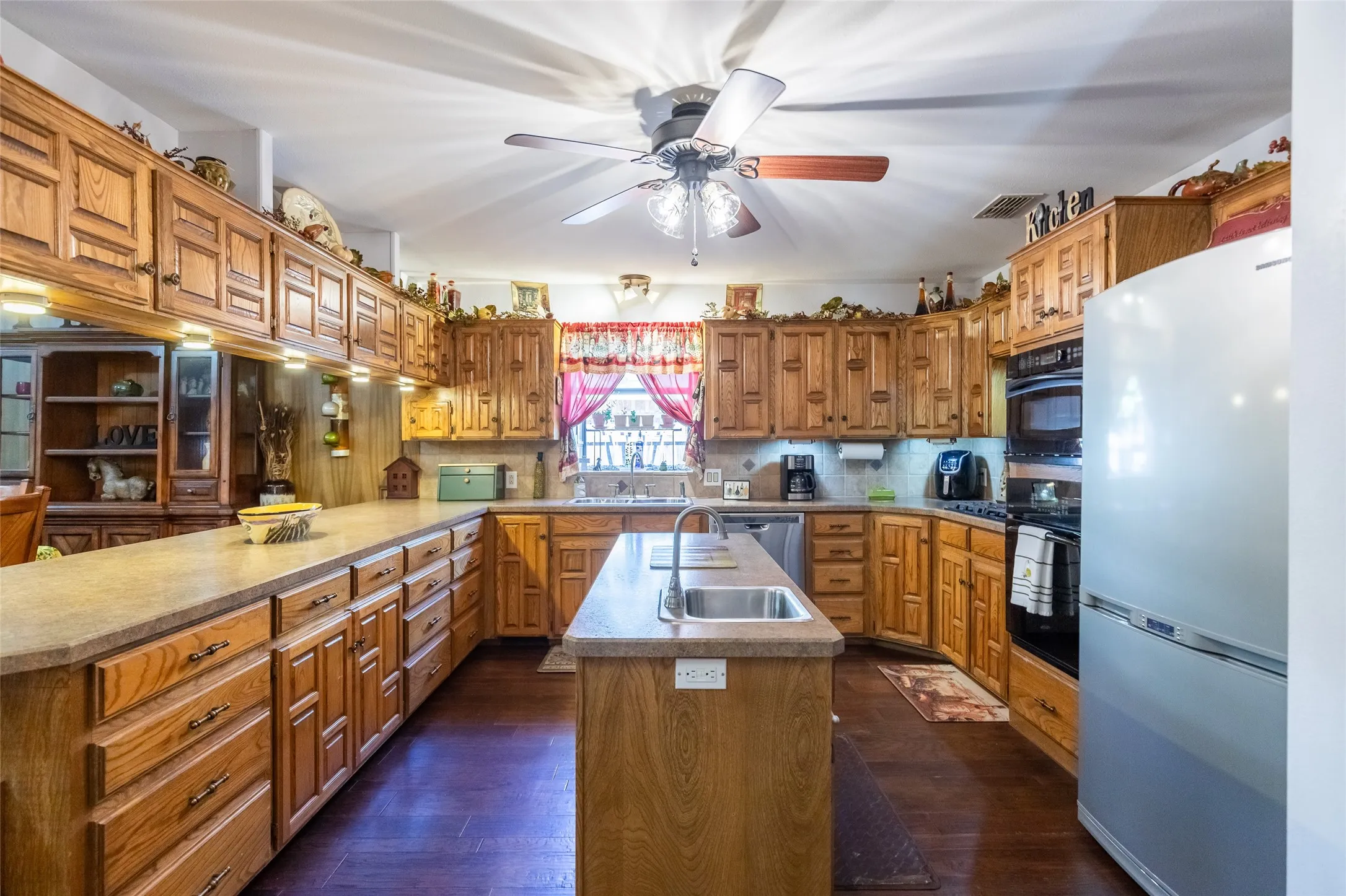 Single Family Residence For Sale in Taylor County , 5289 Sherbrooke Lane, Abilene, Texas 79606, 3 Bedroom, 2 Bathroom, 2 Garage spaces, 2,238 Sqft, built in 1983, mls#21408094, Real Estate Agent in Abilene, Homes For Sale in Taylor county, Homes For Sale in Abilene, Realtor in Abilene Texas, Real Estate Brokerage Independent Realty Texas, Luminita Cordes Realtor