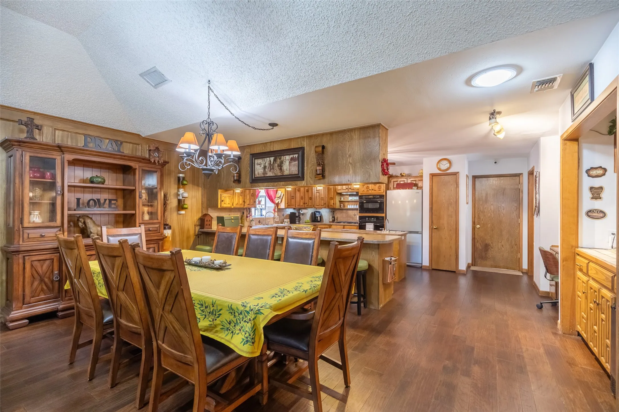 Single Family Residence For Sale in Taylor County , 5289 Sherbrooke Lane, Abilene, Texas 79606, 3 Bedroom, 2 Bathroom, 2 Garage spaces, 2,238 Sqft, built in 1983, mls#21408094, Real Estate Agent in Abilene, Homes For Sale in Taylor county, Homes For Sale in Abilene, Realtor in Abilene Texas, Real Estate Brokerage Independent Realty Texas, Luminita Cordes Realtor