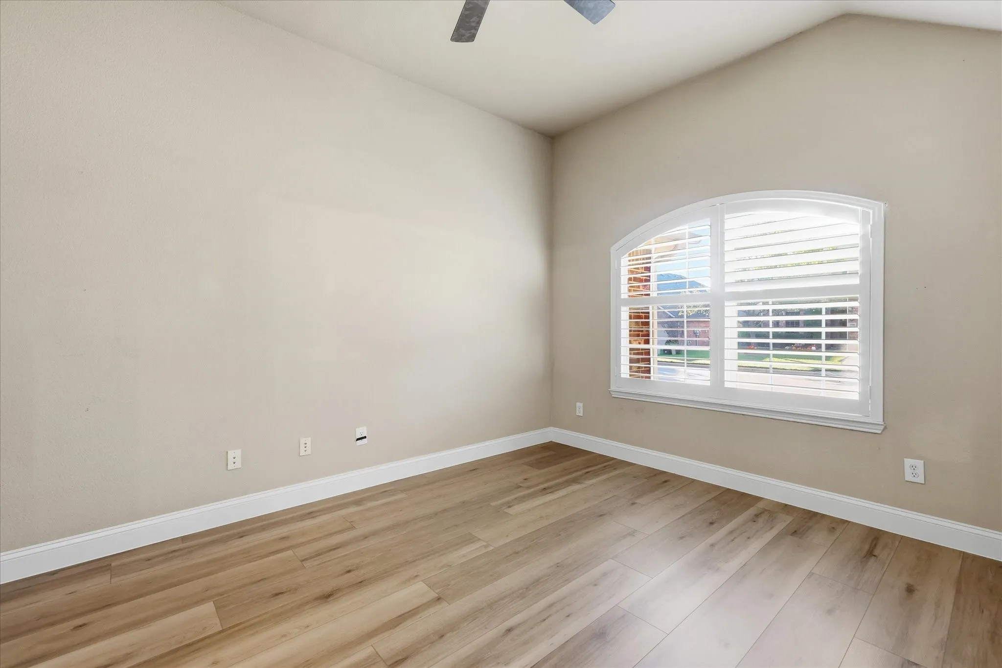Single Family Residence For Sale in Denton County , 4029 Burwood Drive, Fort Worth, Texas 76262, 4 Bedroom, 2 Bathroom, 2 Garage spaces, 2,267 Sqft, built in 2007, mls#21402936, Real Estate Agent in Fort Worth, Homes For Sale in Denton county, Homes For Sale in Fort Worth, Realtor in Fort Worth Texas, Real Estate Brokerage Independent Realty Texas, Luminita Cordes Realtor