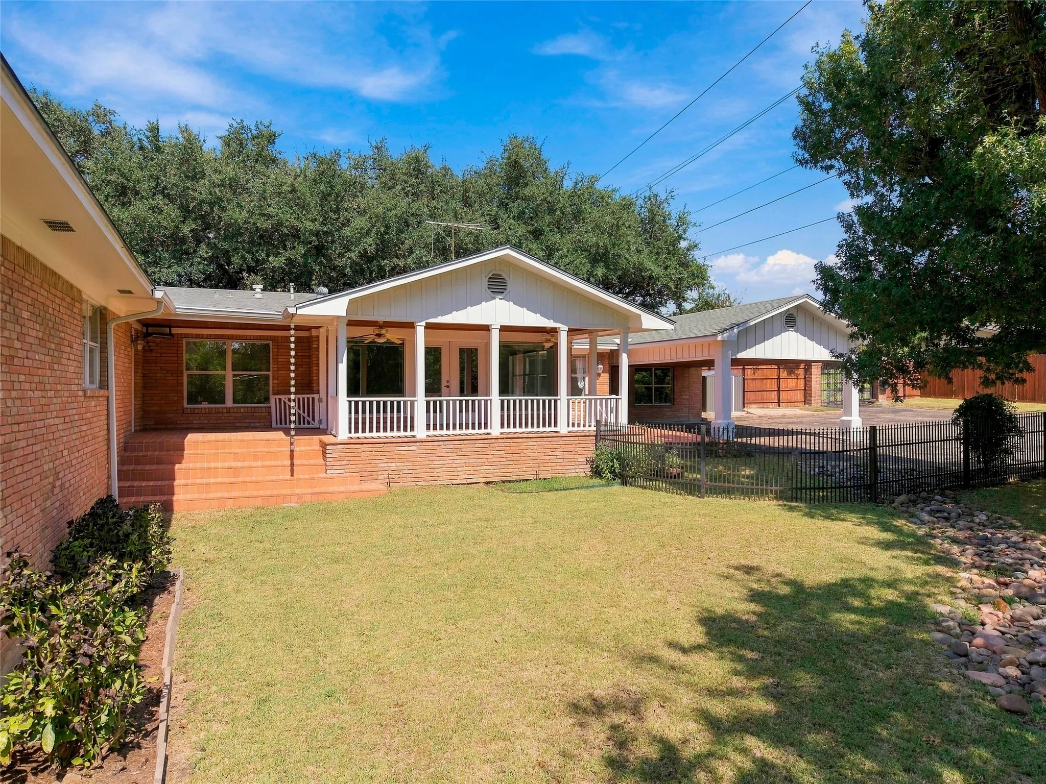 Single Family Residence For Sale in Mc Lennan County , 5014 Ridgeview Drive, Waco, Texas 76710, 5 Bedroom, 4 Bathroom, Garage spaces, 3,633 Sqft, built in 1955, mls#21408881, Real Estate Agent in Waco, Homes For Sale in Mc Lennan county, Homes For Sale in Waco, Realtor in Waco Texas, Real Estate Brokerage Independent Realty Texas, Luminita Cordes Realtor