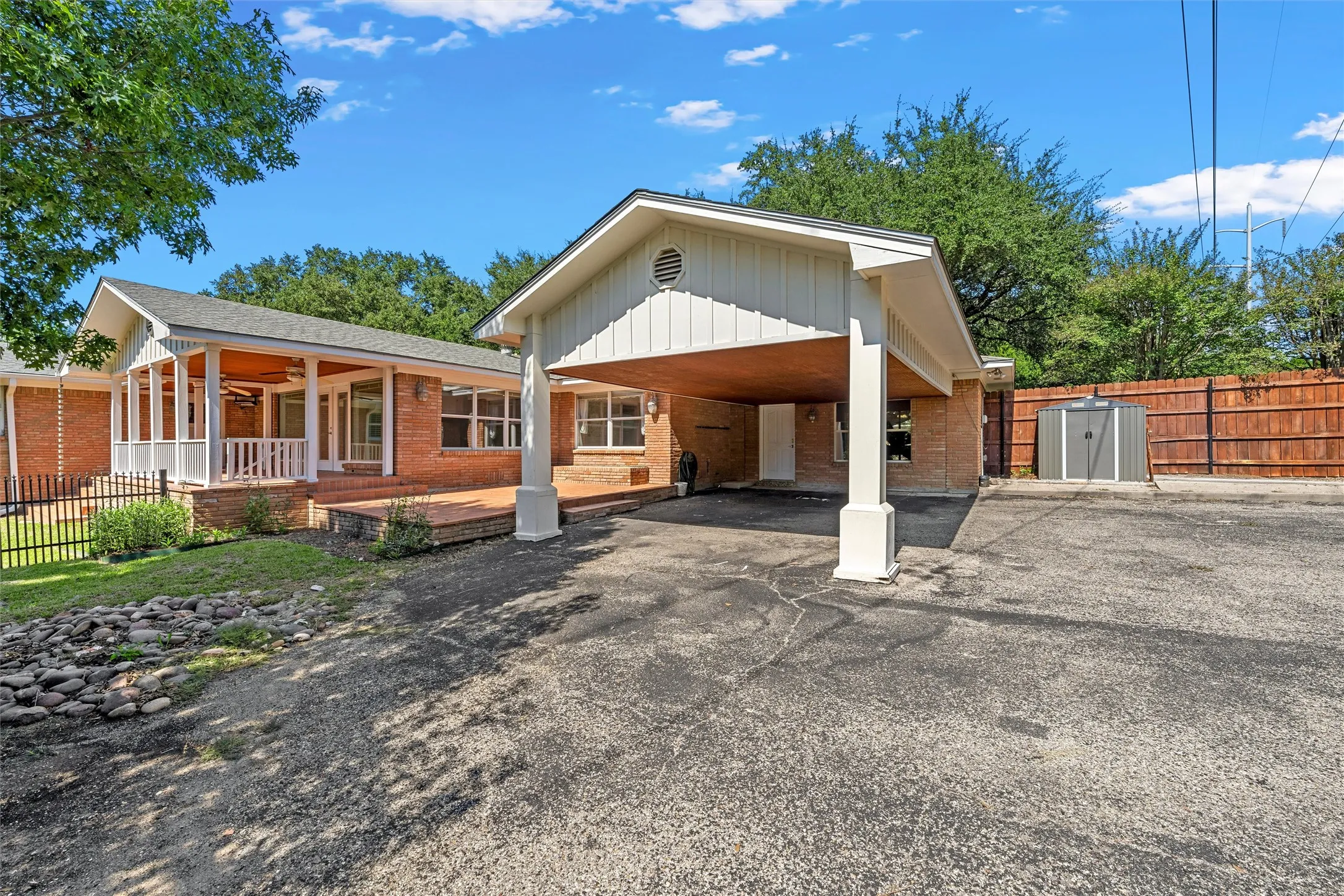 Single Family Residence For Sale in Mc Lennan County , 5014 Ridgeview Drive, Waco, Texas 76710, 5 Bedroom, 4 Bathroom, Garage spaces, 3,633 Sqft, built in 1955, mls#21408881, Real Estate Agent in Waco, Homes For Sale in Mc Lennan county, Homes For Sale in Waco, Realtor in Waco Texas, Real Estate Brokerage Independent Realty Texas, Luminita Cordes Realtor
