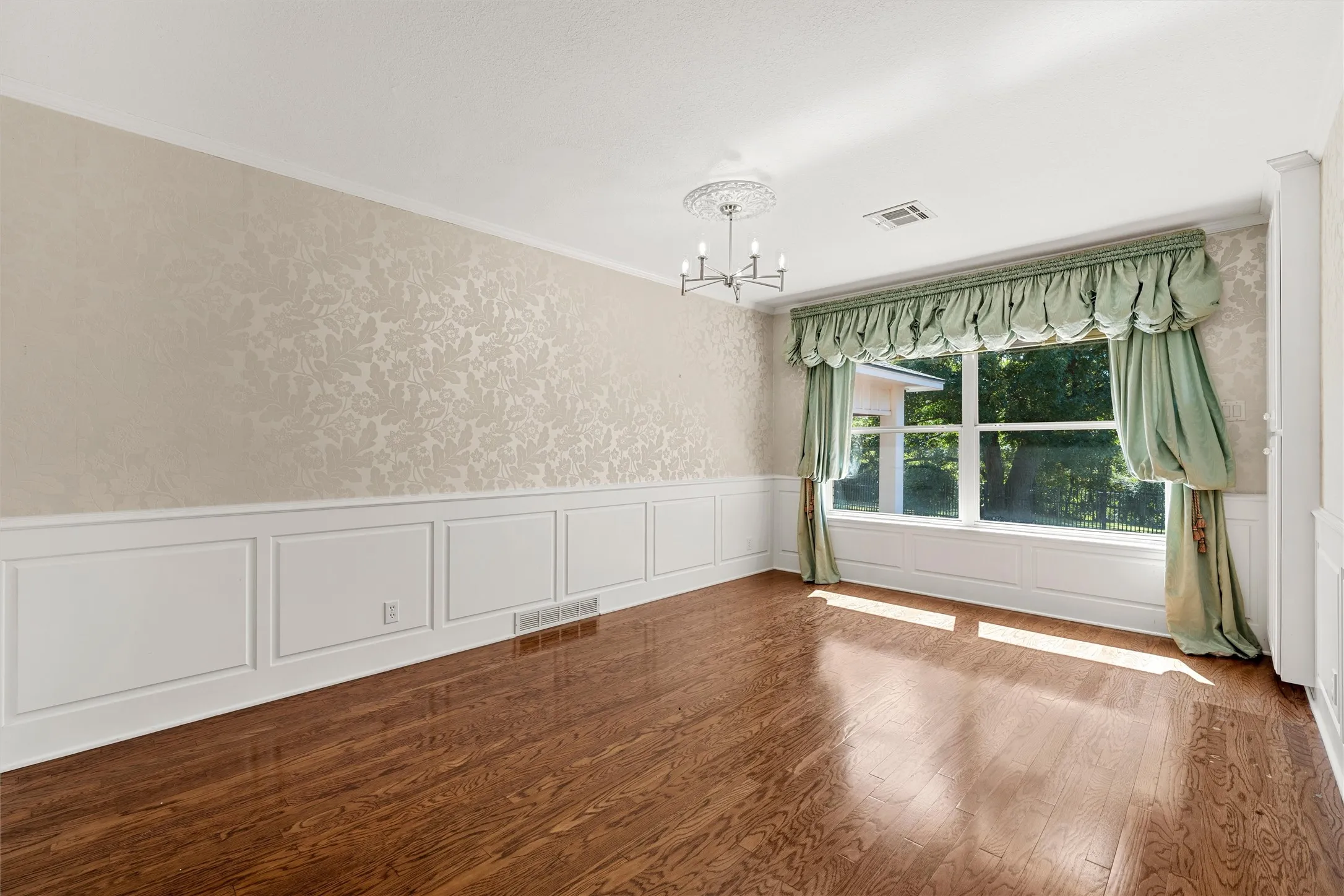 Single Family Residence For Sale in Mc Lennan County , 5014 Ridgeview Drive, Waco, Texas 76710, 5 Bedroom, 4 Bathroom, Garage spaces, 3,633 Sqft, built in 1955, mls#21408881, Real Estate Agent in Waco, Homes For Sale in Mc Lennan county, Homes For Sale in Waco, Realtor in Waco Texas, Real Estate Brokerage Independent Realty Texas, Luminita Cordes Realtor