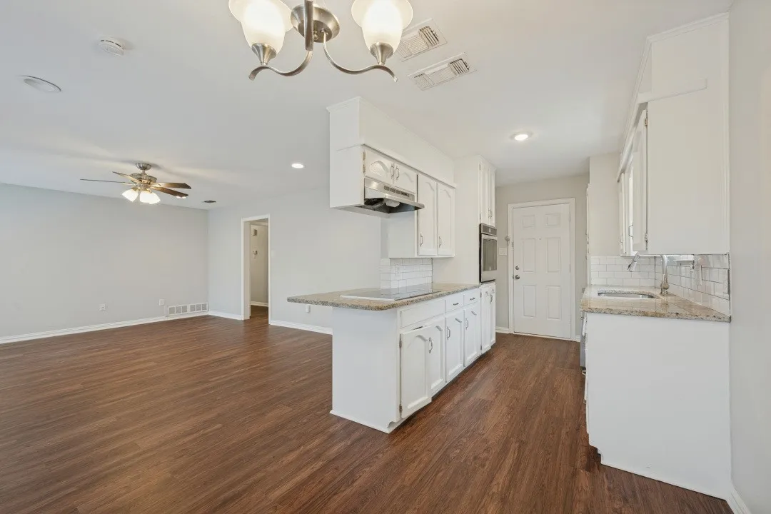 Single Family Residence For Rent in Tarrant County , 5853 Lance Court, Haltom City, Texas 76148, 3 Bedroom, 2 Bathroom, 2 Garage spaces, 1,398 Sqft, built in 1973, mls#21405264, Real Estate Agent in Haltom City, Homes For Rent in Tarrant county, Homes For Rent in Haltom City, Realtor in Haltom City Texas, Real Estate Brokerage Independent Realty Texas, Luminita Cordes Realtor