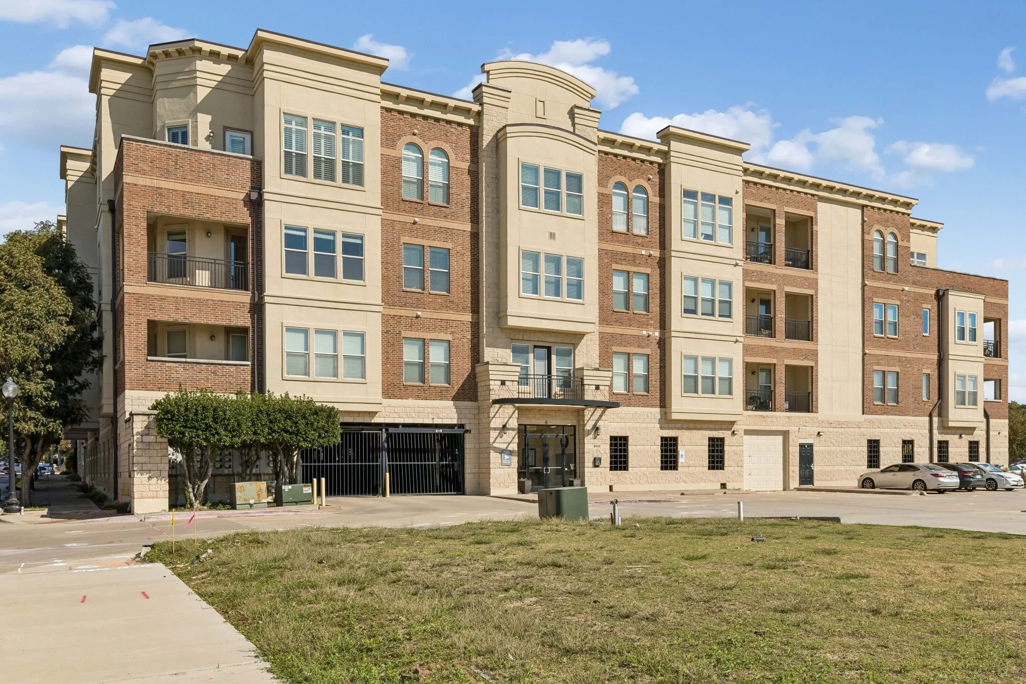 Discover the charm of Downtown Plano living, with restaurants, shopping, and entertainment just moments away!