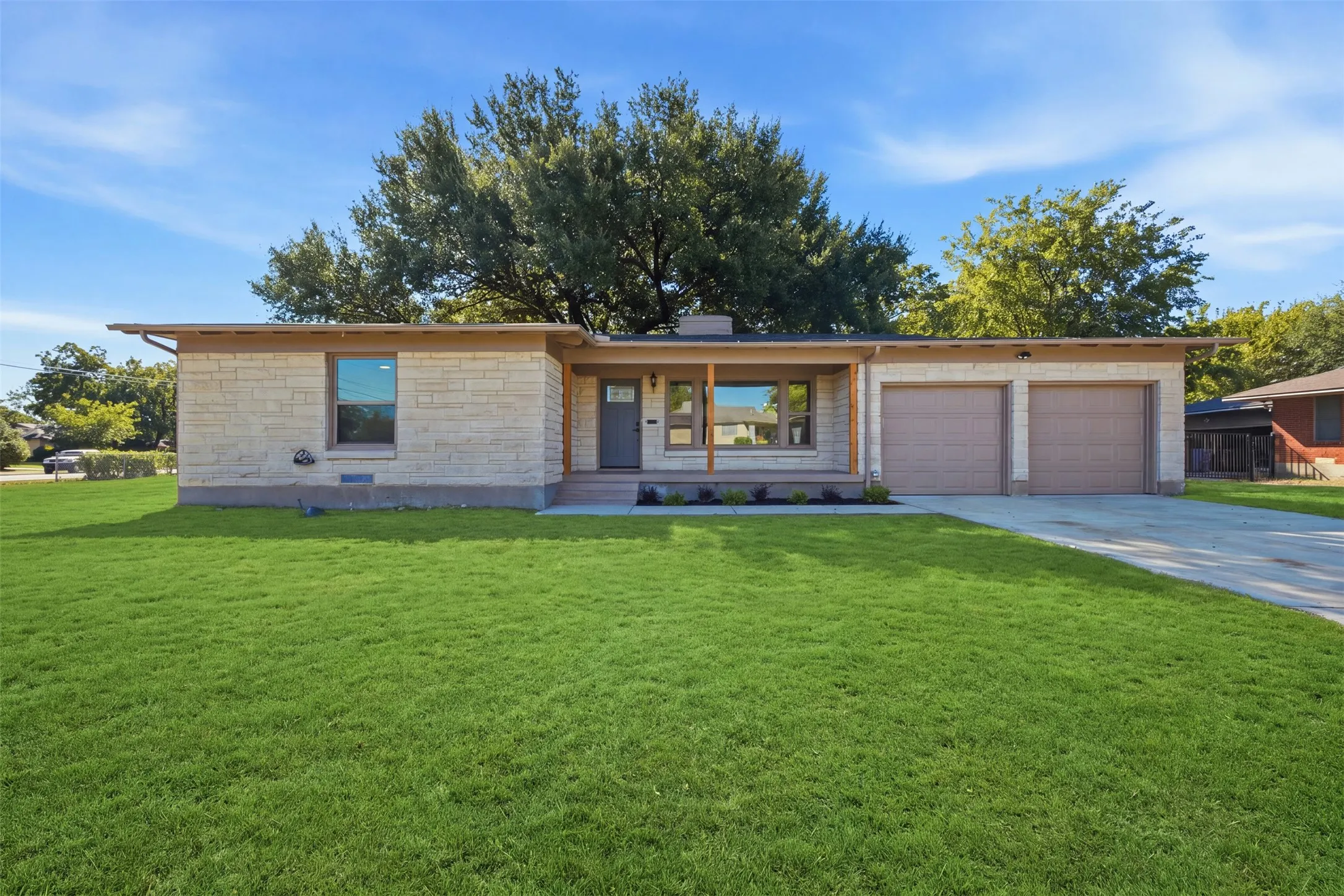 Single Family Residence For Sale in Dallas County , 2266 Sutter Street, Dallas, Texas 75216, 3 Bedroom, 2 Bathroom, 2 Garage spaces, 1,721 Sqft, built in 1953, mls#21401387, Real Estate Agent in Dallas, Homes For Sale in Dallas county, Homes For Sale in Dallas, Realtor in Dallas Texas, Real Estate Brokerage Independent Realty Texas, Luminita Cordes Realtor