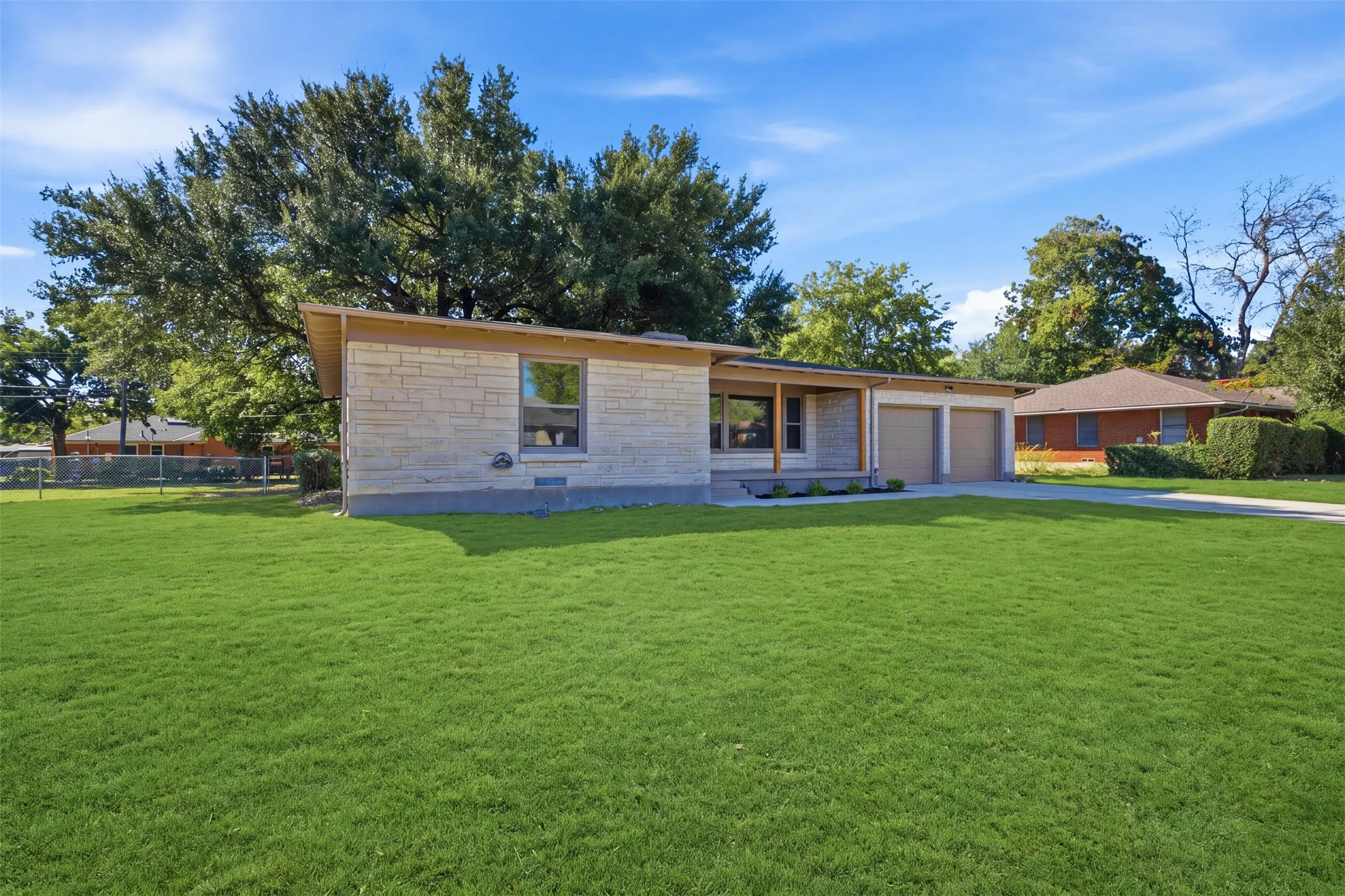 Single Family Residence For Sale in Dallas County , 2266 Sutter Street, Dallas, Texas 75216, 3 Bedroom, 2 Bathroom, 2 Garage spaces, 1,721 Sqft, built in 1953, mls#21401387, Real Estate Agent in Dallas, Homes For Sale in Dallas county, Homes For Sale in Dallas, Realtor in Dallas Texas, Real Estate Brokerage Independent Realty Texas, Luminita Cordes Realtor