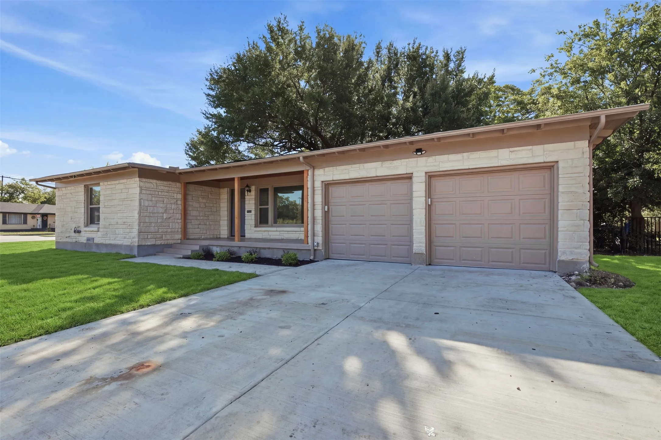 Single Family Residence For Sale in Dallas County , 2266 Sutter Street, Dallas, Texas 75216, 3 Bedroom, 2 Bathroom, 2 Garage spaces, 1,721 Sqft, built in 1953, mls#21401387, Real Estate Agent in Dallas, Homes For Sale in Dallas county, Homes For Sale in Dallas, Realtor in Dallas Texas, Real Estate Brokerage Independent Realty Texas, Luminita Cordes Realtor
