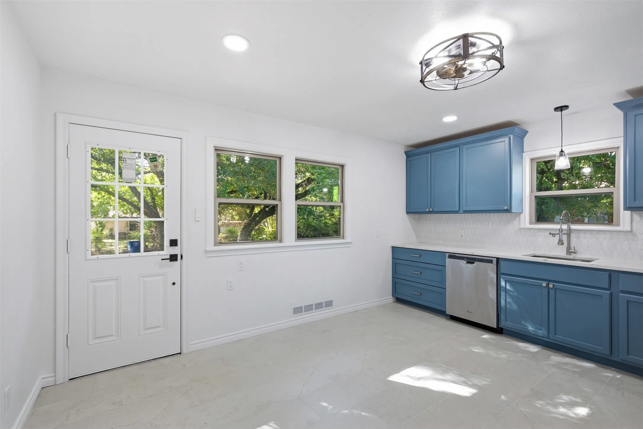 Single Family Residence For Sale in Dallas County , 2266 Sutter Street, Dallas, Texas 75216, 3 Bedroom, 2 Bathroom, 2 Garage spaces, 1,721 Sqft, built in 1953, mls#21401387, Real Estate Agent in Dallas, Homes For Sale in Dallas county, Homes For Sale in Dallas, Realtor in Dallas Texas, Real Estate Brokerage Independent Realty Texas, Luminita Cordes Realtor
