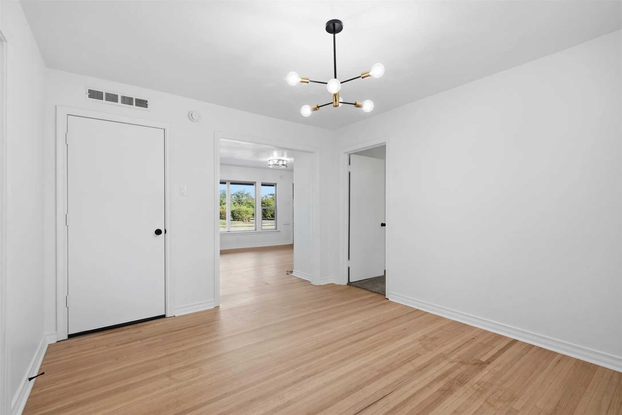 Single Family Residence For Sale in Dallas County , 2266 Sutter Street, Dallas, Texas 75216, 3 Bedroom, 2 Bathroom, 2 Garage spaces, 1,721 Sqft, built in 1953, mls#21401387, Real Estate Agent in Dallas, Homes For Sale in Dallas county, Homes For Sale in Dallas, Realtor in Dallas Texas, Real Estate Brokerage Independent Realty Texas, Luminita Cordes Realtor