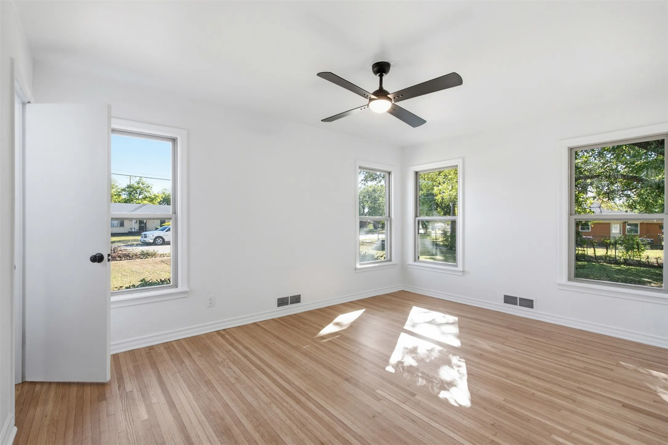 Single Family Residence For Sale in Dallas County , 2266 Sutter Street, Dallas, Texas 75216, 3 Bedroom, 2 Bathroom, 2 Garage spaces, 1,721 Sqft, built in 1953, mls#21401387, Real Estate Agent in Dallas, Homes For Sale in Dallas county, Homes For Sale in Dallas, Realtor in Dallas Texas, Real Estate Brokerage Independent Realty Texas, Luminita Cordes Realtor