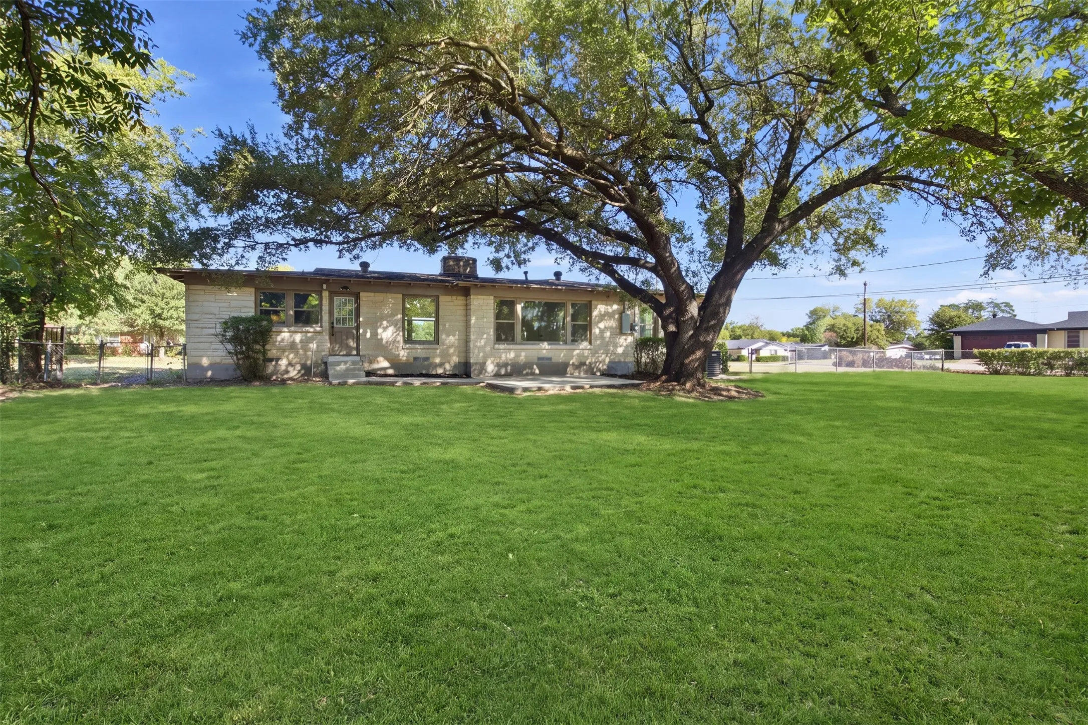 Single Family Residence For Sale in Dallas County , 2266 Sutter Street, Dallas, Texas 75216, 3 Bedroom, 2 Bathroom, 2 Garage spaces, 1,721 Sqft, built in 1953, mls#21401387, Real Estate Agent in Dallas, Homes For Sale in Dallas county, Homes For Sale in Dallas, Realtor in Dallas Texas, Real Estate Brokerage Independent Realty Texas, Luminita Cordes Realtor