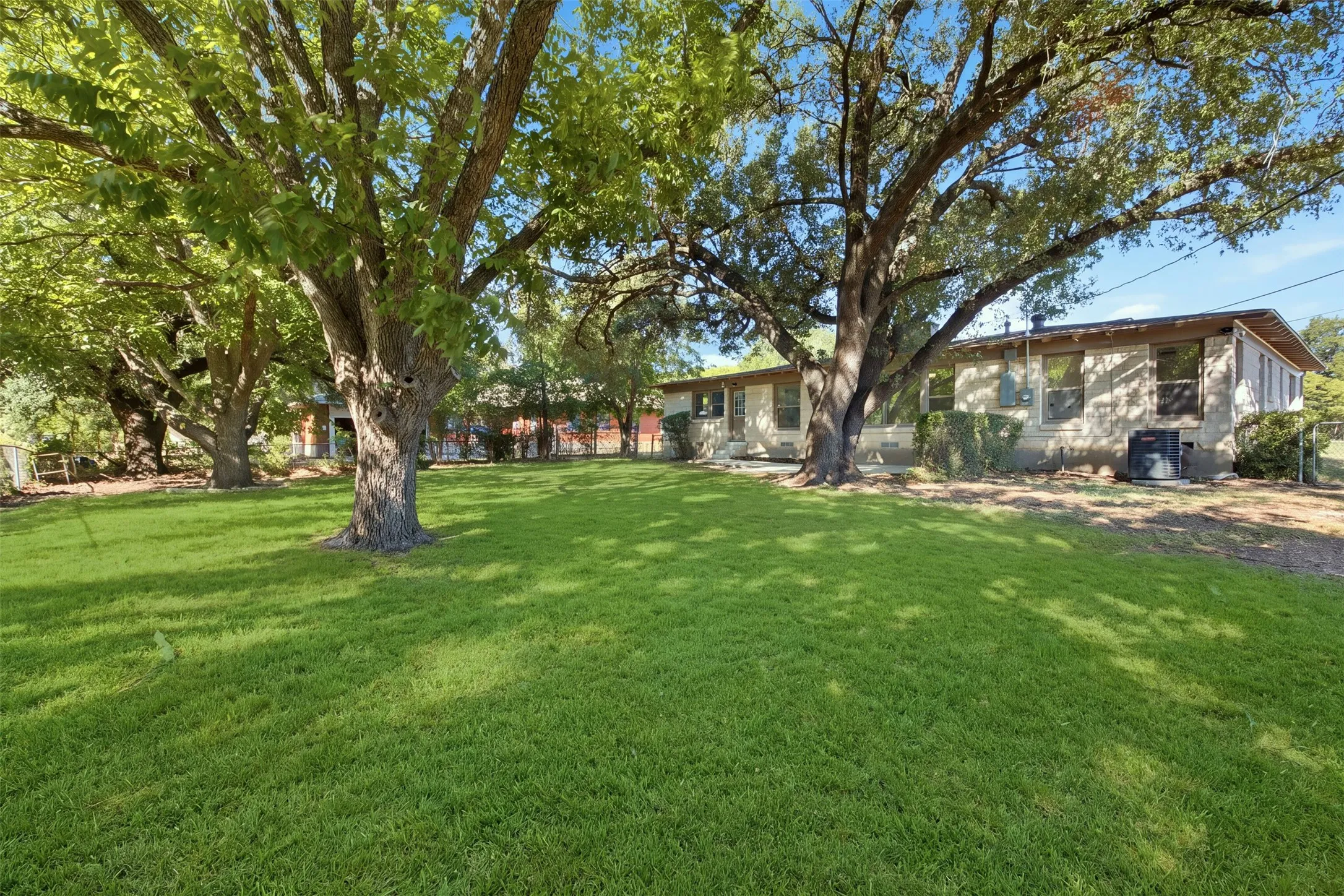 Single Family Residence For Sale in Dallas County , 2266 Sutter Street, Dallas, Texas 75216, 3 Bedroom, 2 Bathroom, 2 Garage spaces, 1,721 Sqft, built in 1953, mls#21401387, Real Estate Agent in Dallas, Homes For Sale in Dallas county, Homes For Sale in Dallas, Realtor in Dallas Texas, Real Estate Brokerage Independent Realty Texas, Luminita Cordes Realtor