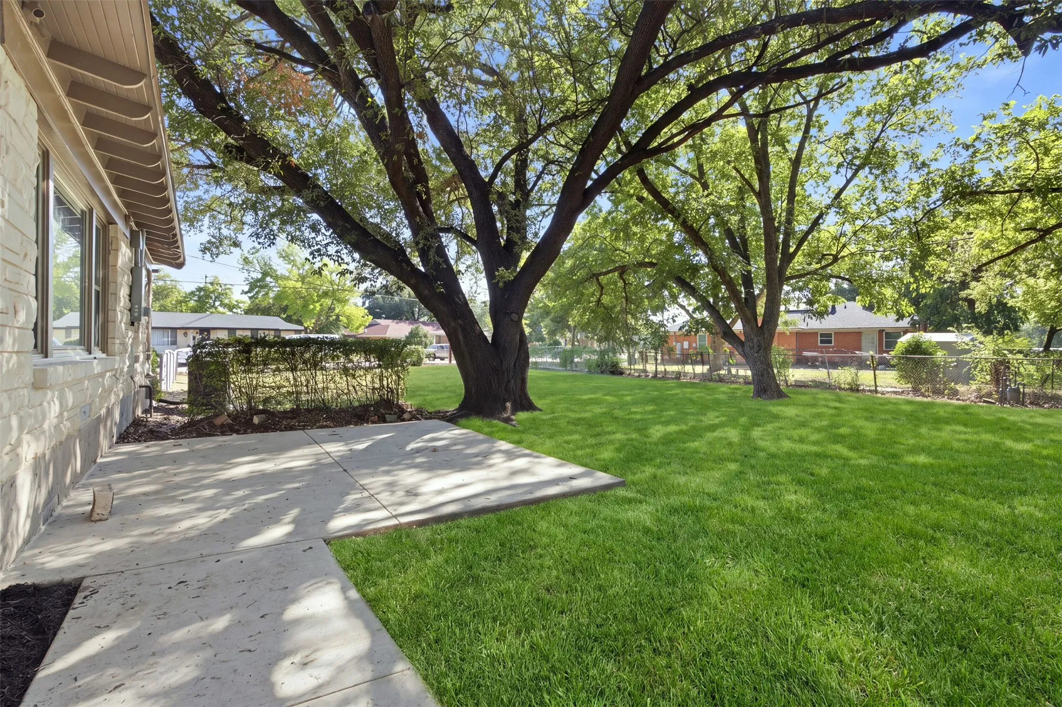 Single Family Residence For Sale in Dallas County , 2266 Sutter Street, Dallas, Texas 75216, 3 Bedroom, 2 Bathroom, 2 Garage spaces, 1,721 Sqft, built in 1953, mls#21401387, Real Estate Agent in Dallas, Homes For Sale in Dallas county, Homes For Sale in Dallas, Realtor in Dallas Texas, Real Estate Brokerage Independent Realty Texas, Luminita Cordes Realtor