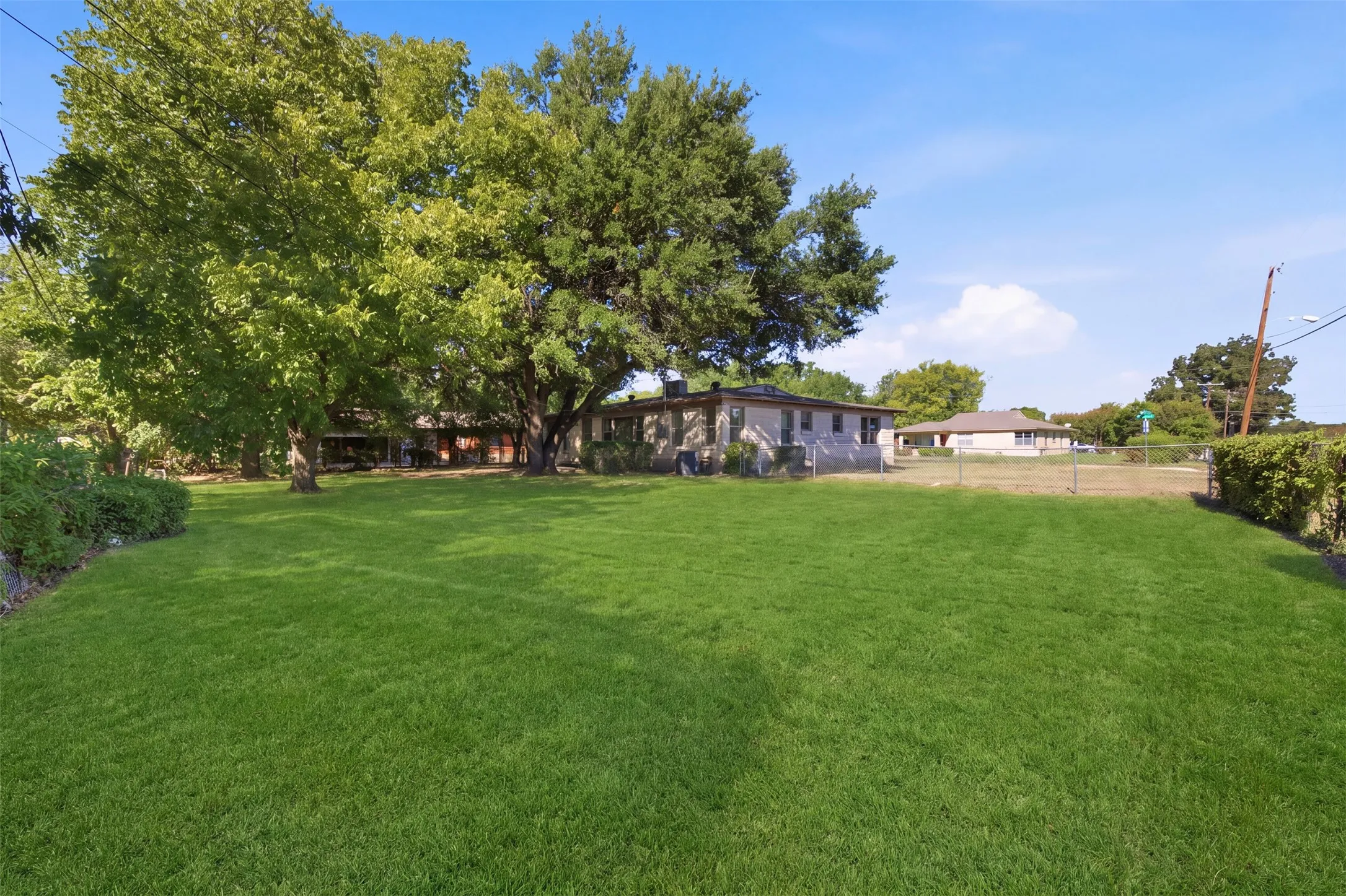Single Family Residence For Sale in Dallas County , 2266 Sutter Street, Dallas, Texas 75216, 3 Bedroom, 2 Bathroom, 2 Garage spaces, 1,721 Sqft, built in 1953, mls#21401387, Real Estate Agent in Dallas, Homes For Sale in Dallas county, Homes For Sale in Dallas, Realtor in Dallas Texas, Real Estate Brokerage Independent Realty Texas, Luminita Cordes Realtor
