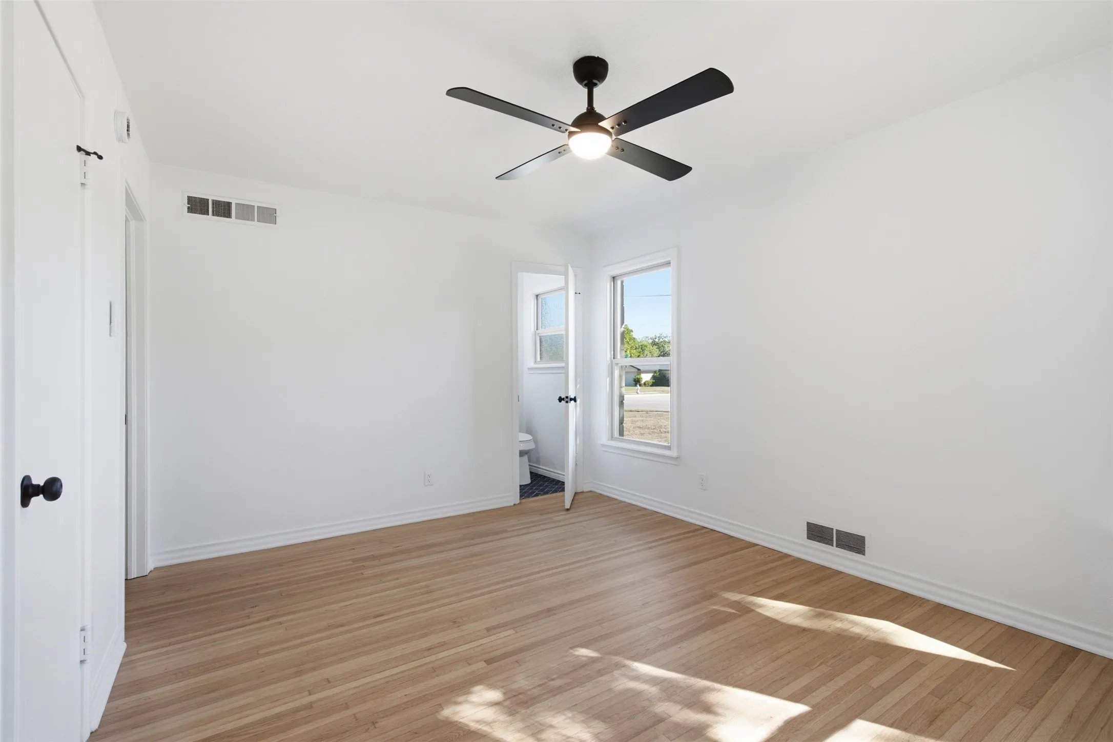 Single Family Residence For Sale in Dallas County , 2266 Sutter Street, Dallas, Texas 75216, 3 Bedroom, 2 Bathroom, 2 Garage spaces, 1,721 Sqft, built in 1953, mls#21401387, Real Estate Agent in Dallas, Homes For Sale in Dallas county, Homes For Sale in Dallas, Realtor in Dallas Texas, Real Estate Brokerage Independent Realty Texas, Luminita Cordes Realtor