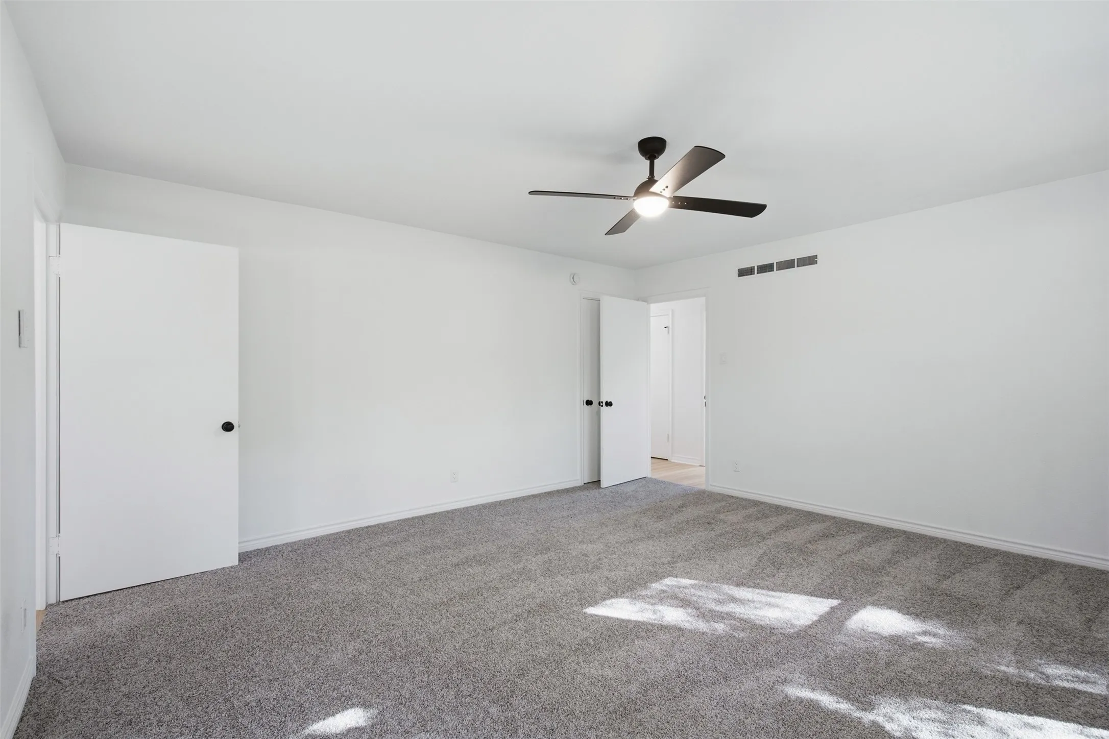 Single Family Residence For Sale in Dallas County , 2266 Sutter Street, Dallas, Texas 75216, 3 Bedroom, 2 Bathroom, 2 Garage spaces, 1,721 Sqft, built in 1953, mls#21401387, Real Estate Agent in Dallas, Homes For Sale in Dallas county, Homes For Sale in Dallas, Realtor in Dallas Texas, Real Estate Brokerage Independent Realty Texas, Luminita Cordes Realtor
