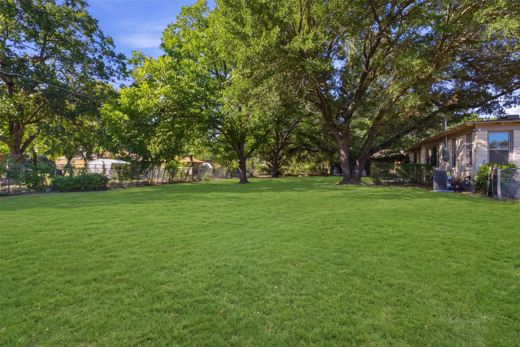 Single Family Residence For Sale in Dallas County , 2266 Sutter Street, Dallas, Texas 75216, 3 Bedroom, 2 Bathroom, 2 Garage spaces, 1,721 Sqft, built in 1953, mls#21401387, Real Estate Agent in Dallas, Homes For Sale in Dallas county, Homes For Sale in Dallas, Realtor in Dallas Texas, Real Estate Brokerage Independent Realty Texas, Luminita Cordes Realtor