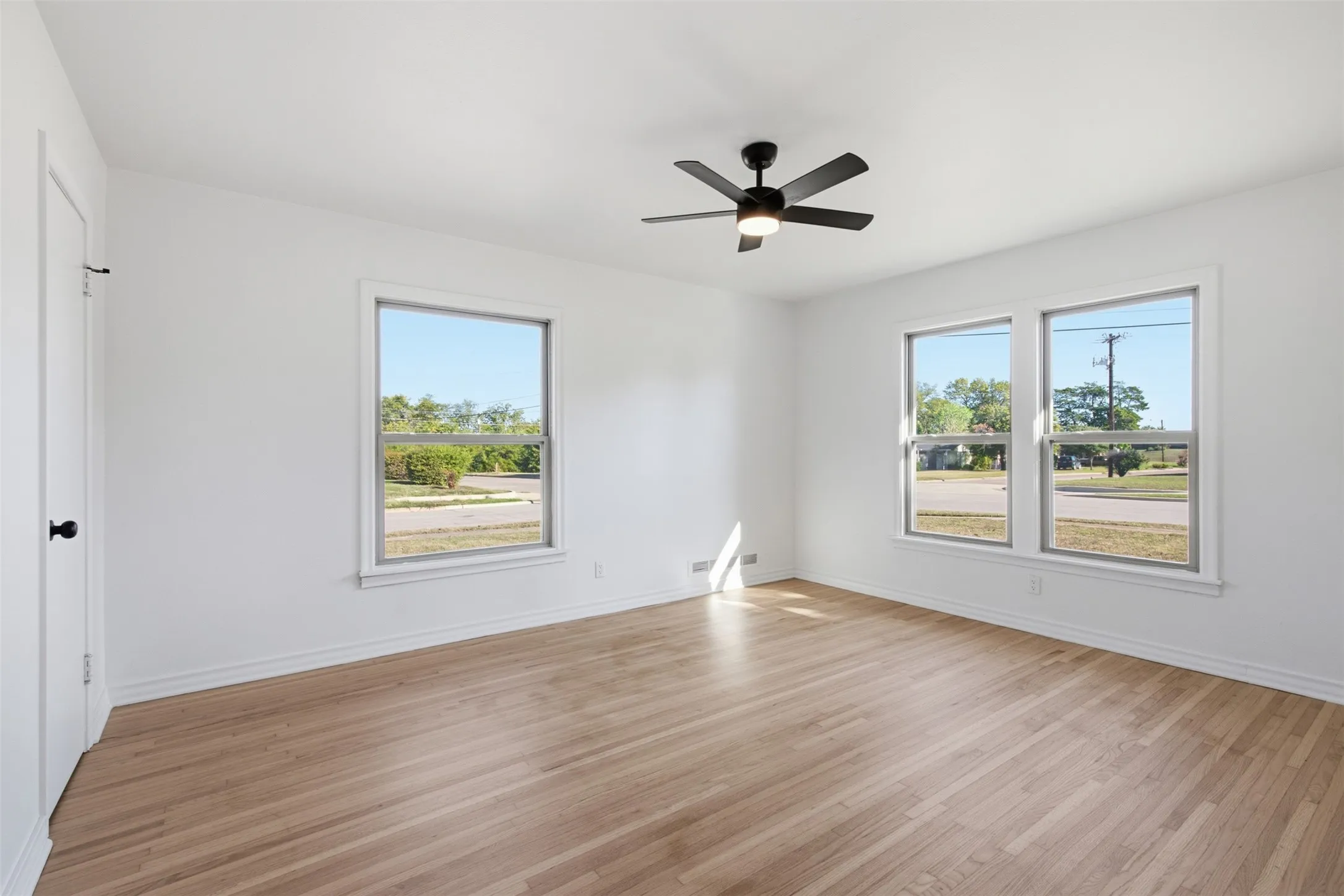 Single Family Residence For Sale in Dallas County , 2266 Sutter Street, Dallas, Texas 75216, 3 Bedroom, 2 Bathroom, 2 Garage spaces, 1,721 Sqft, built in 1953, mls#21401387, Real Estate Agent in Dallas, Homes For Sale in Dallas county, Homes For Sale in Dallas, Realtor in Dallas Texas, Real Estate Brokerage Independent Realty Texas, Luminita Cordes Realtor