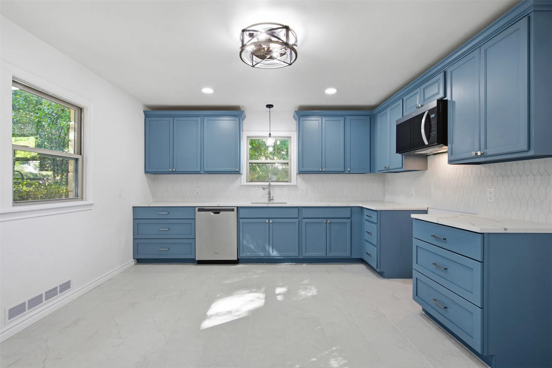 Single Family Residence For Sale in Dallas County , 2266 Sutter Street, Dallas, Texas 75216, 3 Bedroom, 2 Bathroom, 2 Garage spaces, 1,721 Sqft, built in 1953, mls#21401387, Real Estate Agent in Dallas, Homes For Sale in Dallas county, Homes For Sale in Dallas, Realtor in Dallas Texas, Real Estate Brokerage Independent Realty Texas, Luminita Cordes Realtor