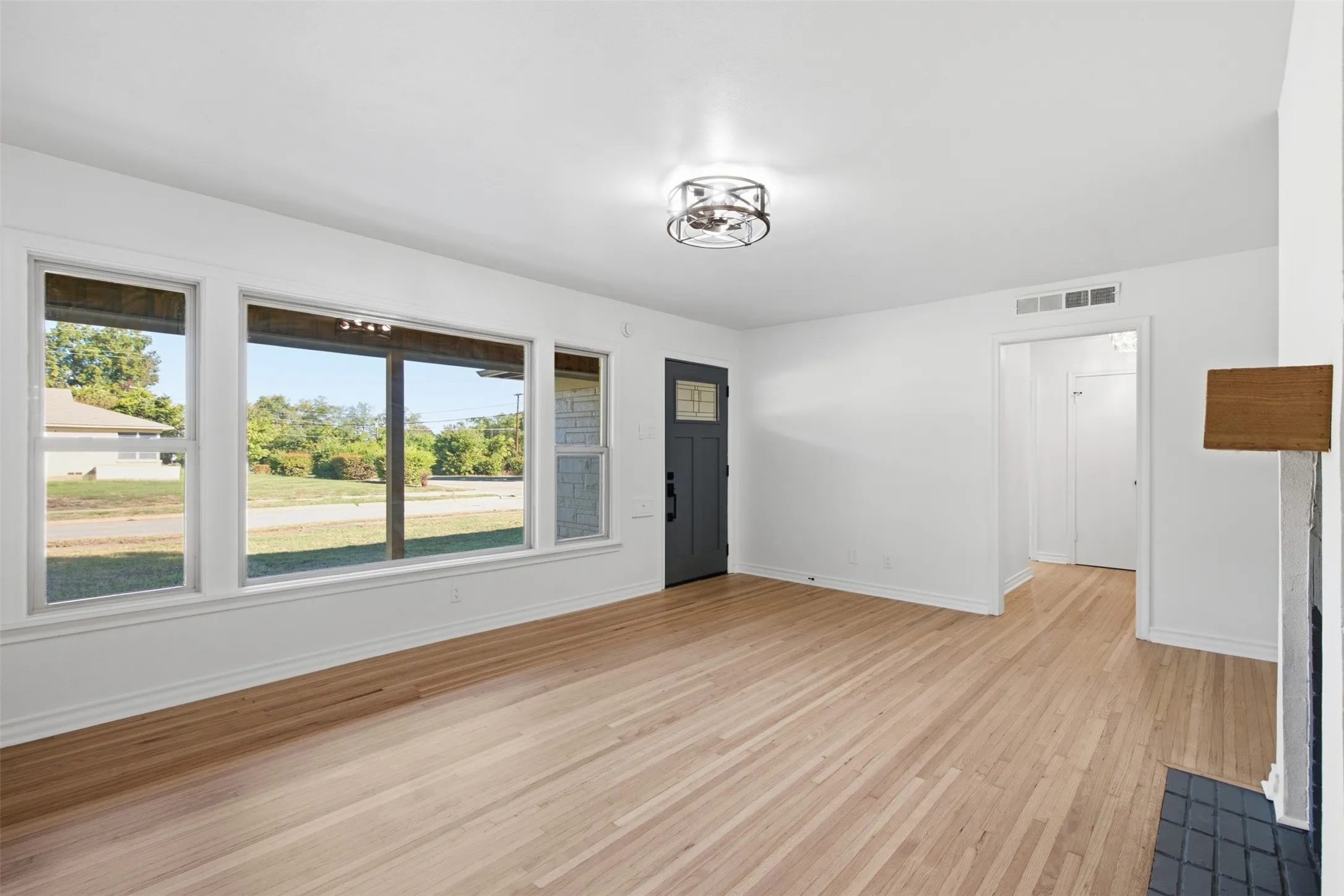 Single Family Residence For Sale in Dallas County , 2266 Sutter Street, Dallas, Texas 75216, 3 Bedroom, 2 Bathroom, 2 Garage spaces, 1,721 Sqft, built in 1953, mls#21401387, Real Estate Agent in Dallas, Homes For Sale in Dallas county, Homes For Sale in Dallas, Realtor in Dallas Texas, Real Estate Brokerage Independent Realty Texas, Luminita Cordes Realtor