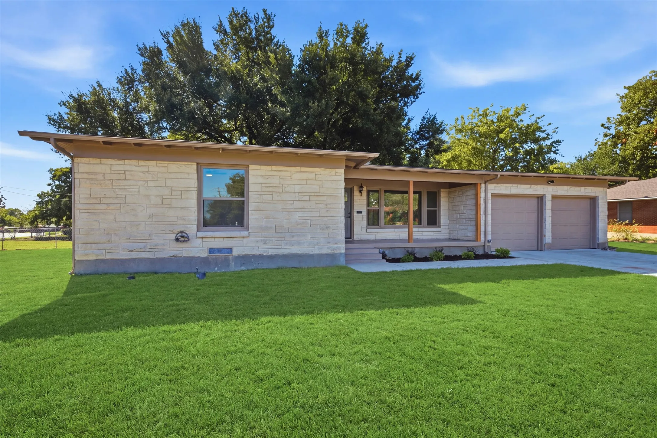 Single Family Residence For Sale in Dallas County , 2266 Sutter Street, Dallas, Texas 75216, 3 Bedroom, 2 Bathroom, 2 Garage spaces, 1,721 Sqft, built in 1953, mls#21401387, Real Estate Agent in Dallas, Homes For Sale in Dallas county, Homes For Sale in Dallas, Realtor in Dallas Texas, Real Estate Brokerage Independent Realty Texas, Luminita Cordes Realtor