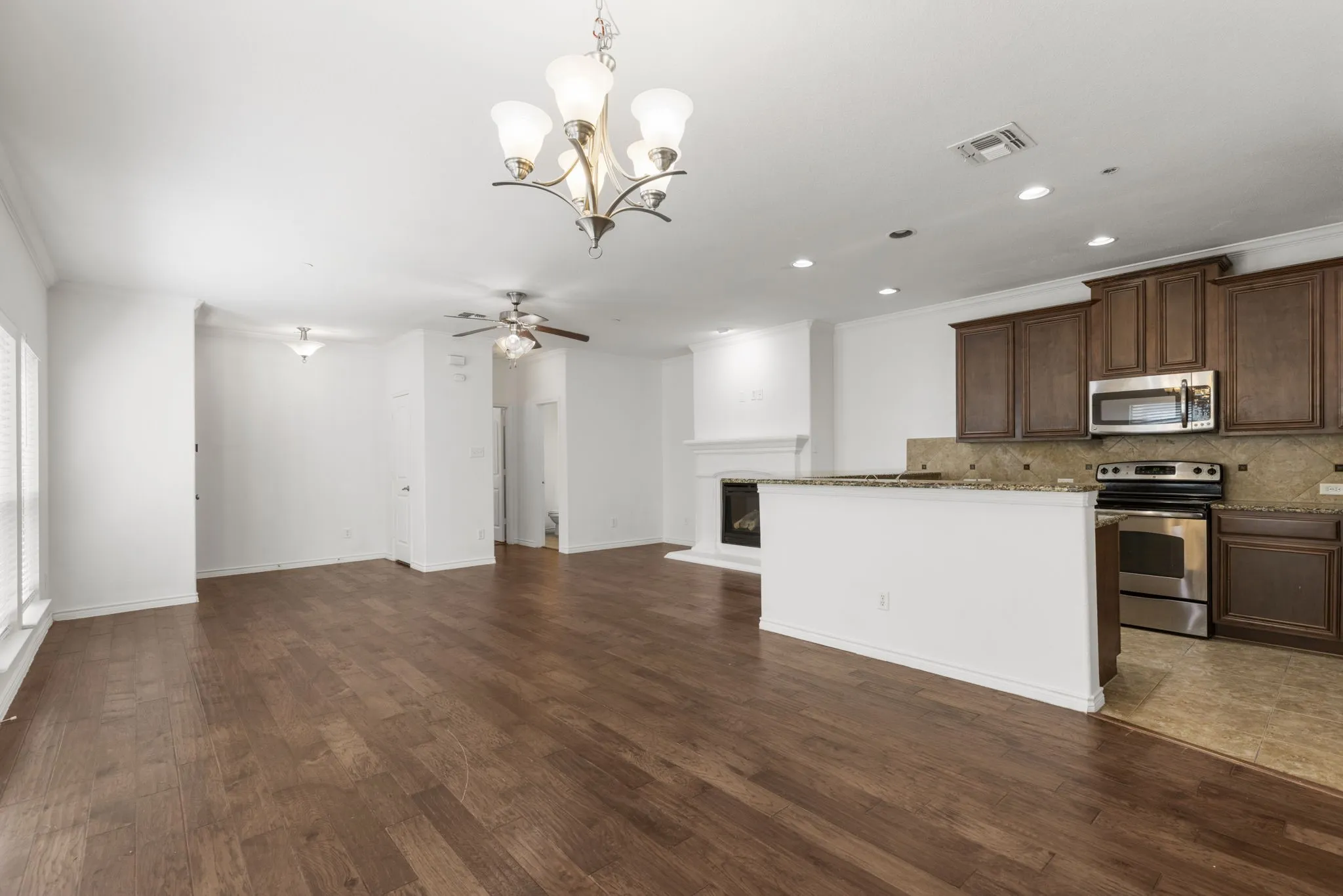 Townhouse For Rent in Collin County , 8812 Papa Trail, Mc Kinney, Texas 75070, 4 Bedroom, 3 Bathroom, 2 Garage spaces, 2,444 Sqft, built in 2011, mls#21407438, Real Estate Agent in Mc Kinney, Homes For Rent in Collin county, Homes For Rent in Mc Kinney, Realtor in Mc Kinney Texas, Real Estate Brokerage Independent Realty Texas, Luminita Cordes Realtor