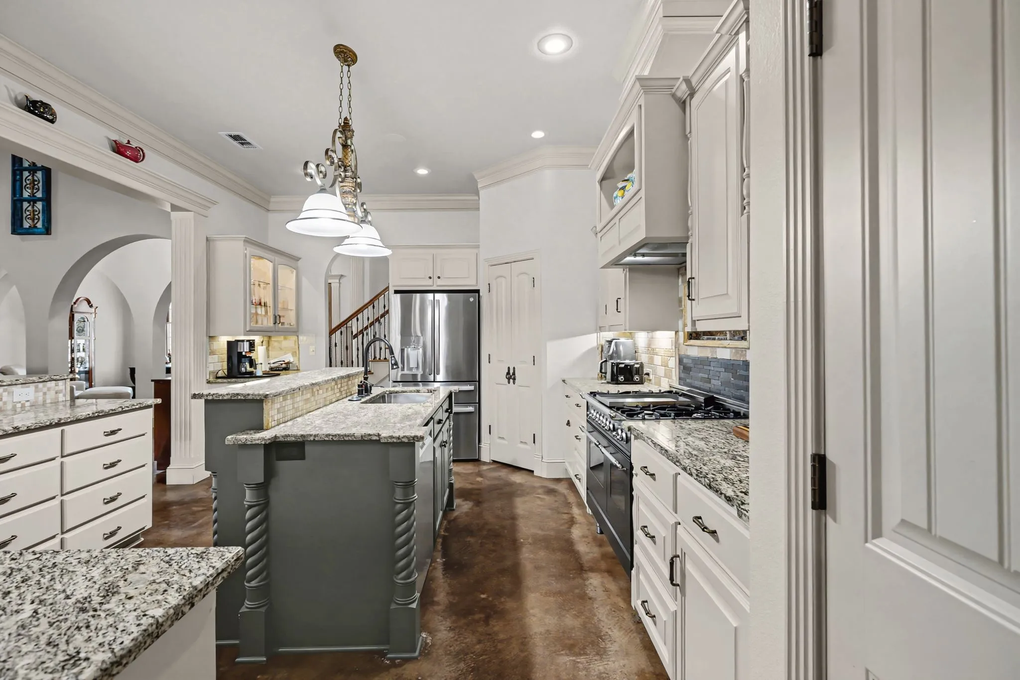 Single Family Residence For Sale in Wood County , 304 County Road 2311, Mineola, Texas 75773, 3 Bedroom, 5 Bathroom, 2 Garage spaces, 3,788 Sqft, built in 2007, mls#21408940, Real Estate Agent in Mineola, Homes For Sale in Wood county, Homes For Sale in Mineola, Realtor in Mineola Texas, Real Estate Brokerage Independent Realty Texas, Luminita Cordes Realtor