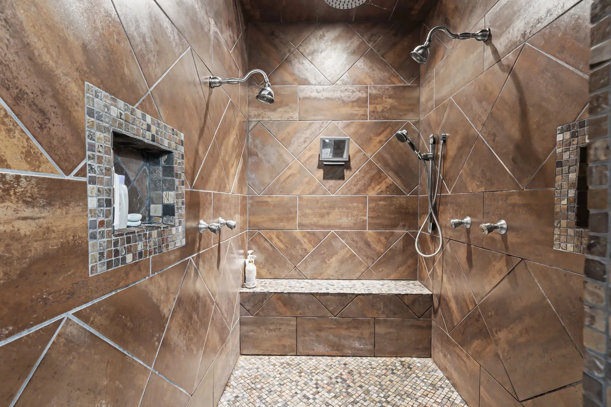 Single Family Residence For Sale in Wood County , 304 County Road 2311, Mineola, Texas 75773, 3 Bedroom, 5 Bathroom, 2 Garage spaces, 3,788 Sqft, built in 2007, mls#21408940, Real Estate Agent in Mineola, Homes For Sale in Wood county, Homes For Sale in Mineola, Realtor in Mineola Texas, Real Estate Brokerage Independent Realty Texas, Luminita Cordes Realtor