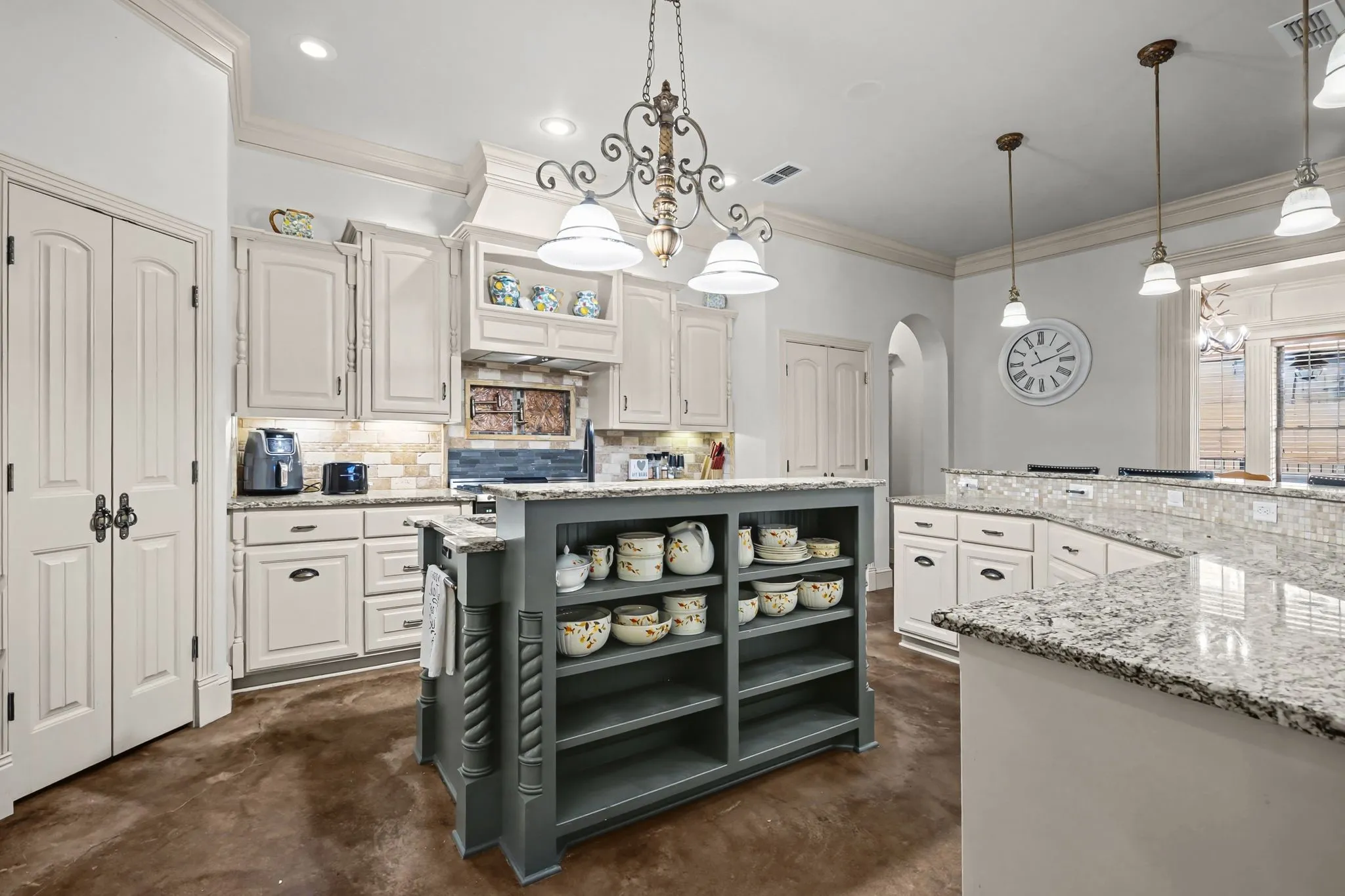 Single Family Residence For Sale in Wood County , 304 County Road 2311, Mineola, Texas 75773, 3 Bedroom, 5 Bathroom, 2 Garage spaces, 3,788 Sqft, built in 2007, mls#21408940, Real Estate Agent in Mineola, Homes For Sale in Wood county, Homes For Sale in Mineola, Realtor in Mineola Texas, Real Estate Brokerage Independent Realty Texas, Luminita Cordes Realtor