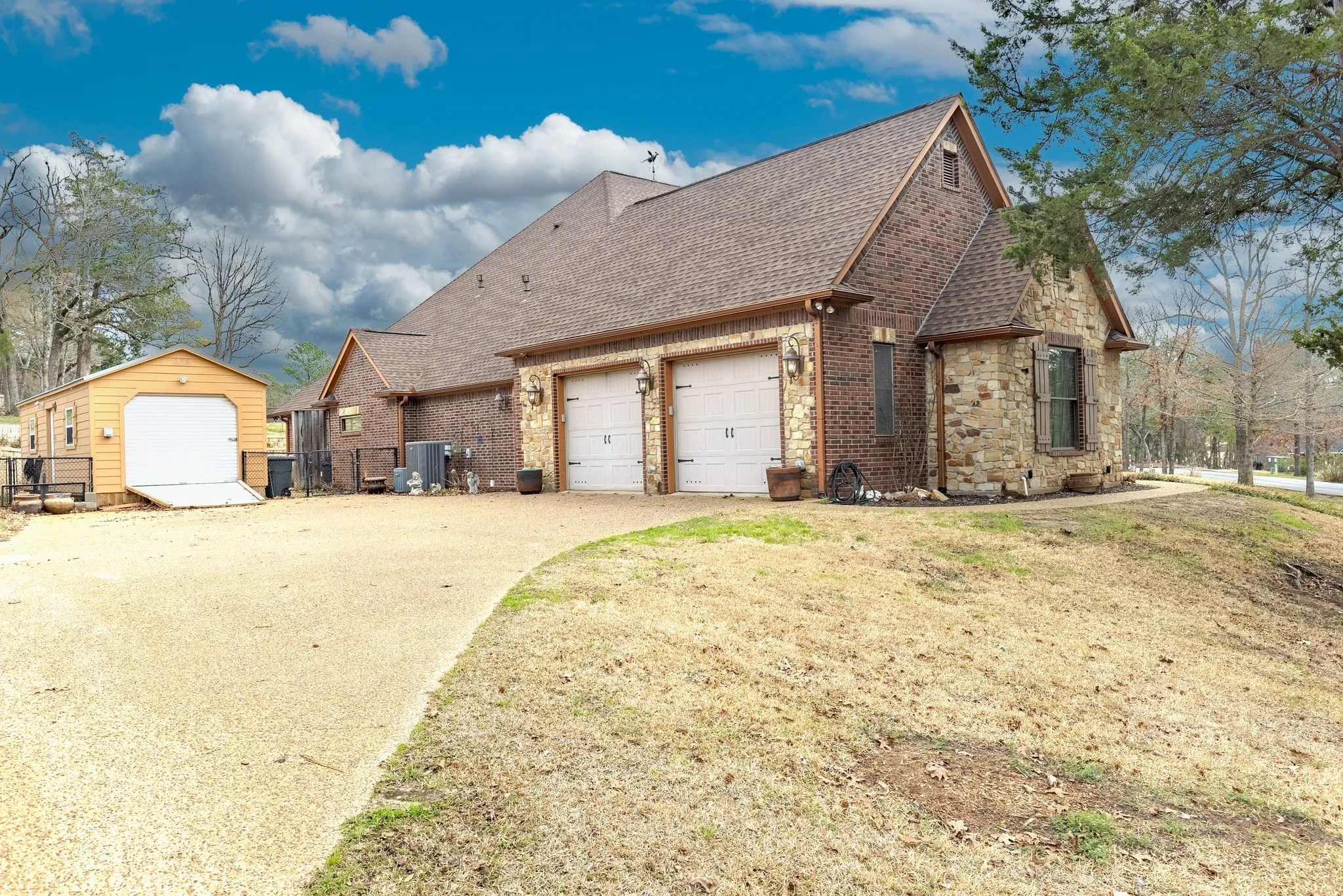 Single Family Residence For Sale in Wood County , 304 County Road 2311, Mineola, Texas 75773, 3 Bedroom, 5 Bathroom, 2 Garage spaces, 3,788 Sqft, built in 2007, mls#21408940, Real Estate Agent in Mineola, Homes For Sale in Wood county, Homes For Sale in Mineola, Realtor in Mineola Texas, Real Estate Brokerage Independent Realty Texas, Luminita Cordes Realtor