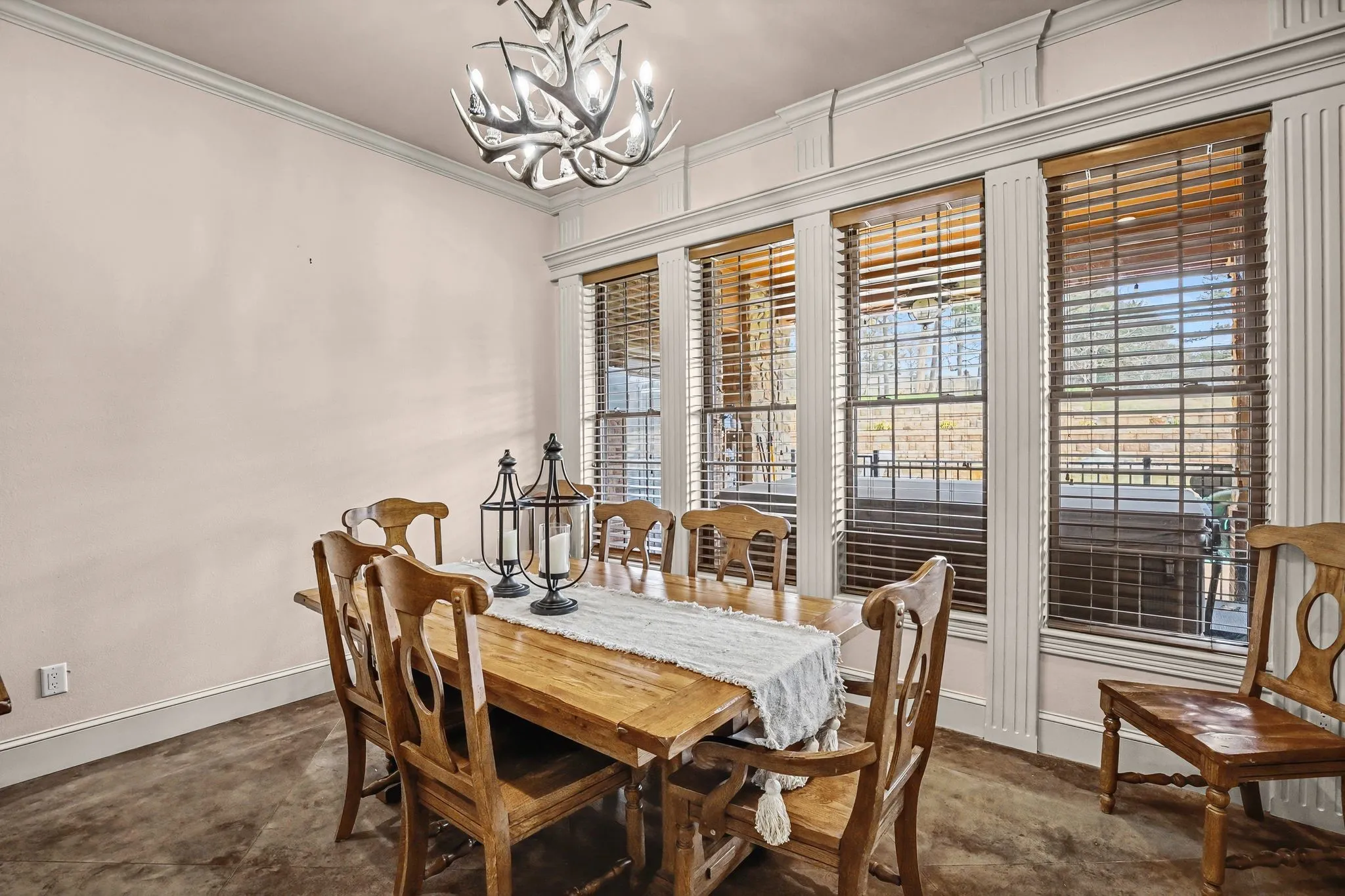 Single Family Residence For Sale in Wood County , 304 County Road 2311, Mineola, Texas 75773, 3 Bedroom, 5 Bathroom, 2 Garage spaces, 3,788 Sqft, built in 2007, mls#21408940, Real Estate Agent in Mineola, Homes For Sale in Wood county, Homes For Sale in Mineola, Realtor in Mineola Texas, Real Estate Brokerage Independent Realty Texas, Luminita Cordes Realtor