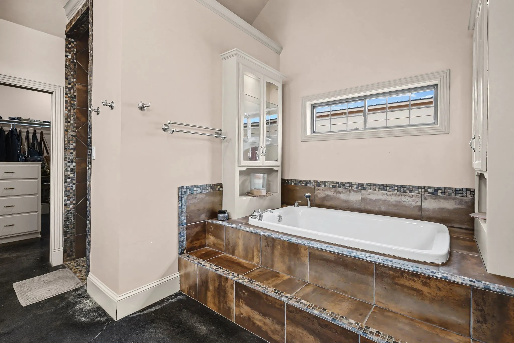 Single Family Residence For Sale in Wood County , 304 County Road 2311, Mineola, Texas 75773, 3 Bedroom, 5 Bathroom, 2 Garage spaces, 3,788 Sqft, built in 2007, mls#21408940, Real Estate Agent in Mineola, Homes For Sale in Wood county, Homes For Sale in Mineola, Realtor in Mineola Texas, Real Estate Brokerage Independent Realty Texas, Luminita Cordes Realtor