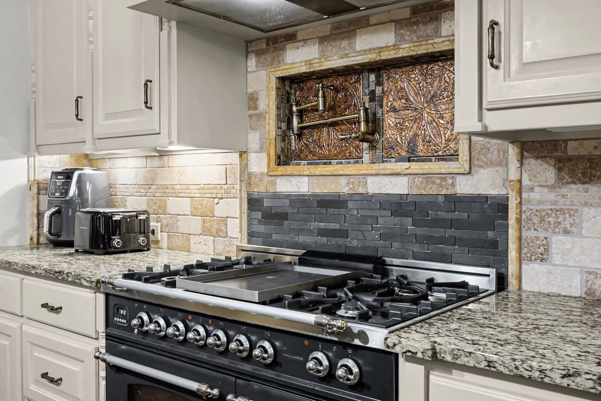 Single Family Residence For Sale in Wood County , 304 County Road 2311, Mineola, Texas 75773, 3 Bedroom, 5 Bathroom, 2 Garage spaces, 3,788 Sqft, built in 2007, mls#21408940, Real Estate Agent in Mineola, Homes For Sale in Wood county, Homes For Sale in Mineola, Realtor in Mineola Texas, Real Estate Brokerage Independent Realty Texas, Luminita Cordes Realtor