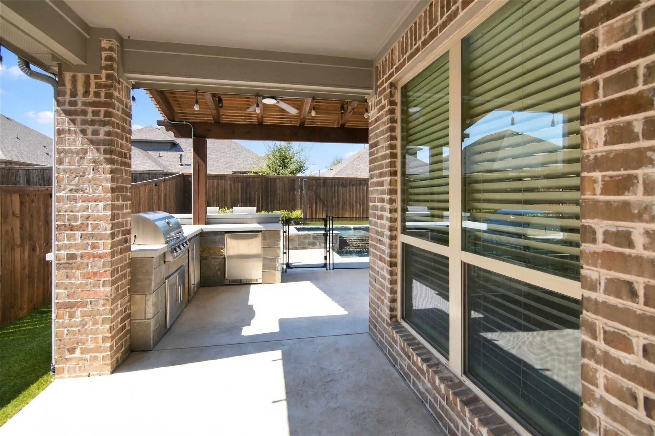 Lots of outdoor entertainment patio with full outdoor kitchen, bar, grill, and 2 refrigerators