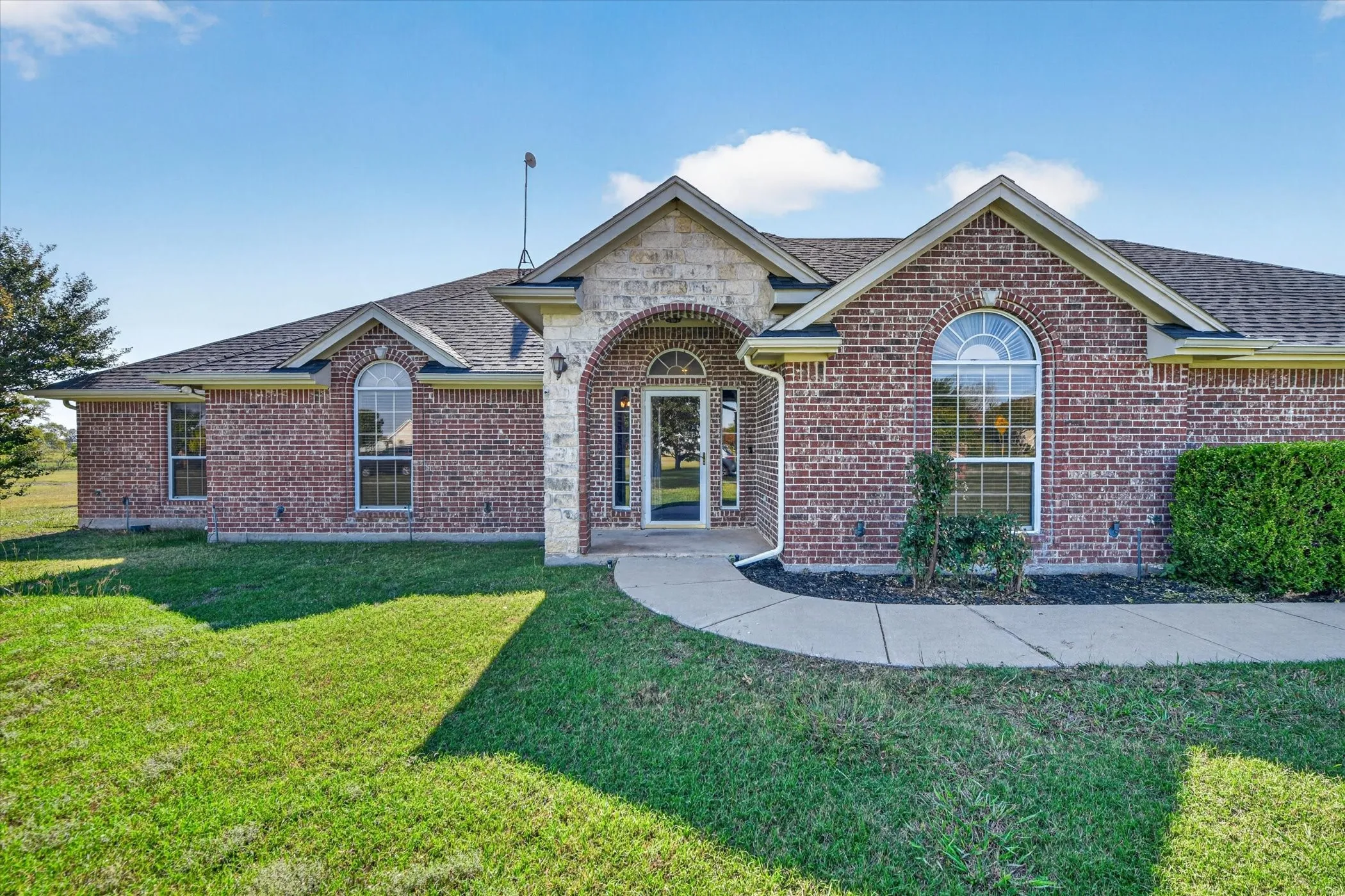 Single Family Residence For Sale in Tarrant County , 11201 Blue Sky Drive, Haslet, Texas 76052, 4 Bedroom, 2 Bathroom, 2 Garage spaces, 2,767 Sqft, built in 2001, mls#21408943, Real Estate Agent in Haslet, Homes For Sale in Tarrant county, Homes For Sale in Haslet, Realtor in Haslet Texas, Real Estate Brokerage Independent Realty Texas, Luminita Cordes Realtor