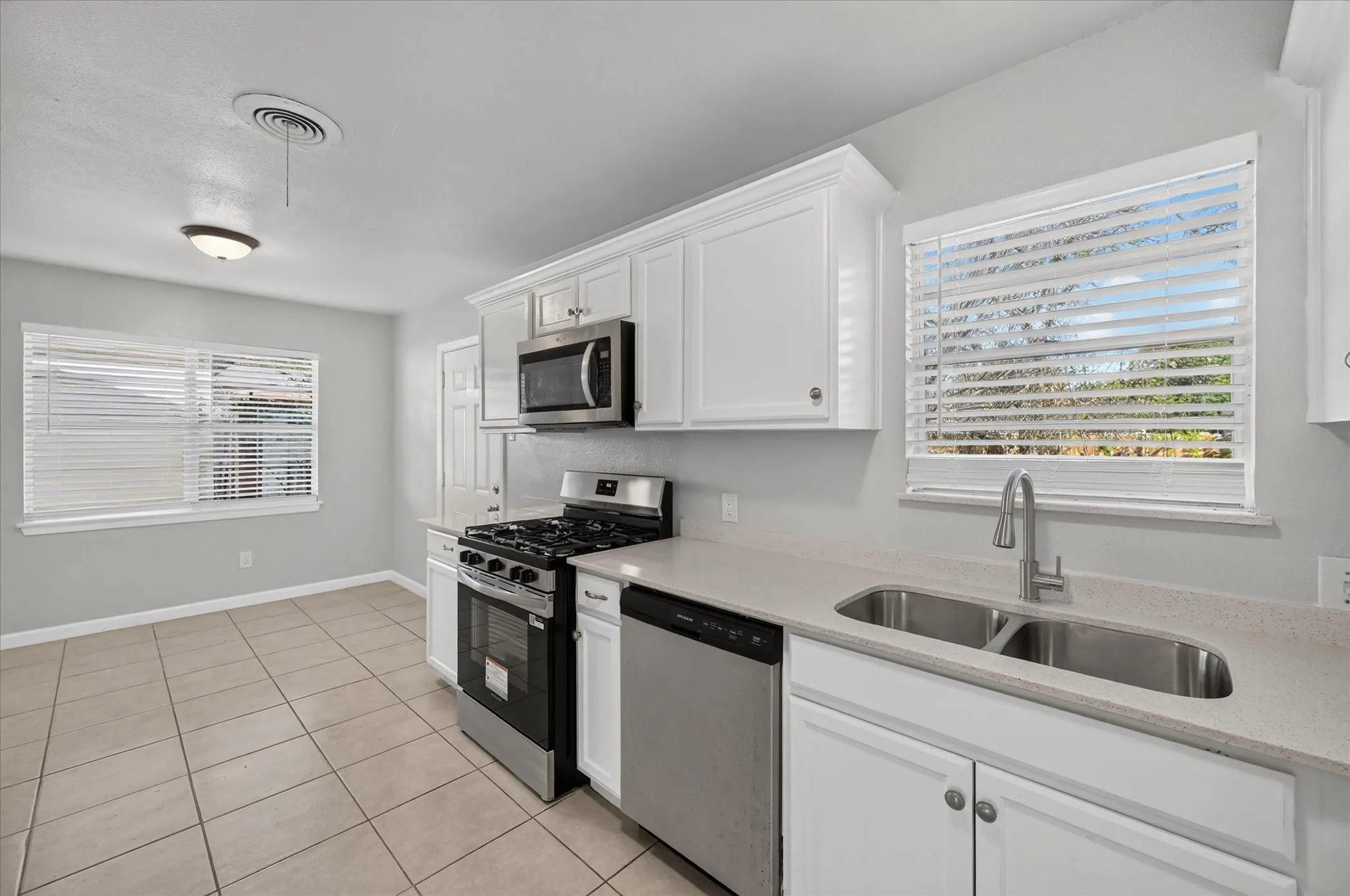 Single Family Residence For Sale in Tarrant County , 3921 Dana Drive, Haltom City, Texas 76117, 4 Bedroom, 3 Bathroom, Garage spaces, 994 Sqft, built in 1959, mls#21408935, Real Estate Agent in Haltom City, Homes For Sale in Tarrant county, Homes For Sale in Haltom City, Realtor in Haltom City Texas, Real Estate Brokerage Independent Realty Texas, Luminita Cordes Realtor