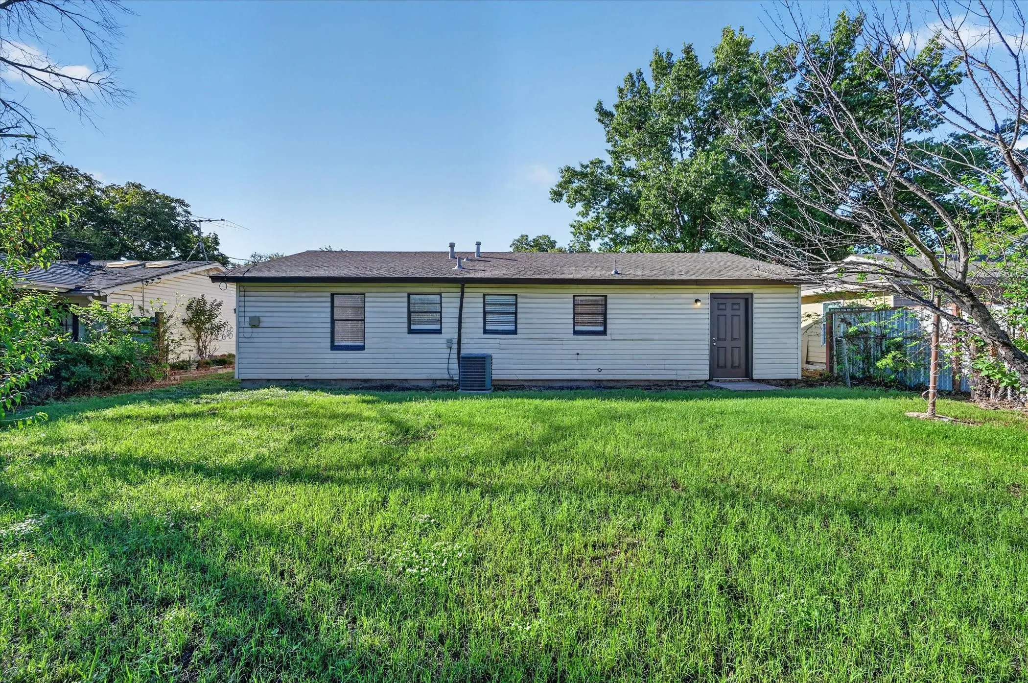 Single Family Residence For Sale in Tarrant County , 3921 Dana Drive, Haltom City, Texas 76117, 4 Bedroom, 3 Bathroom, Garage spaces, 994 Sqft, built in 1959, mls#21408935, Real Estate Agent in Haltom City, Homes For Sale in Tarrant county, Homes For Sale in Haltom City, Realtor in Haltom City Texas, Real Estate Brokerage Independent Realty Texas, Luminita Cordes Realtor